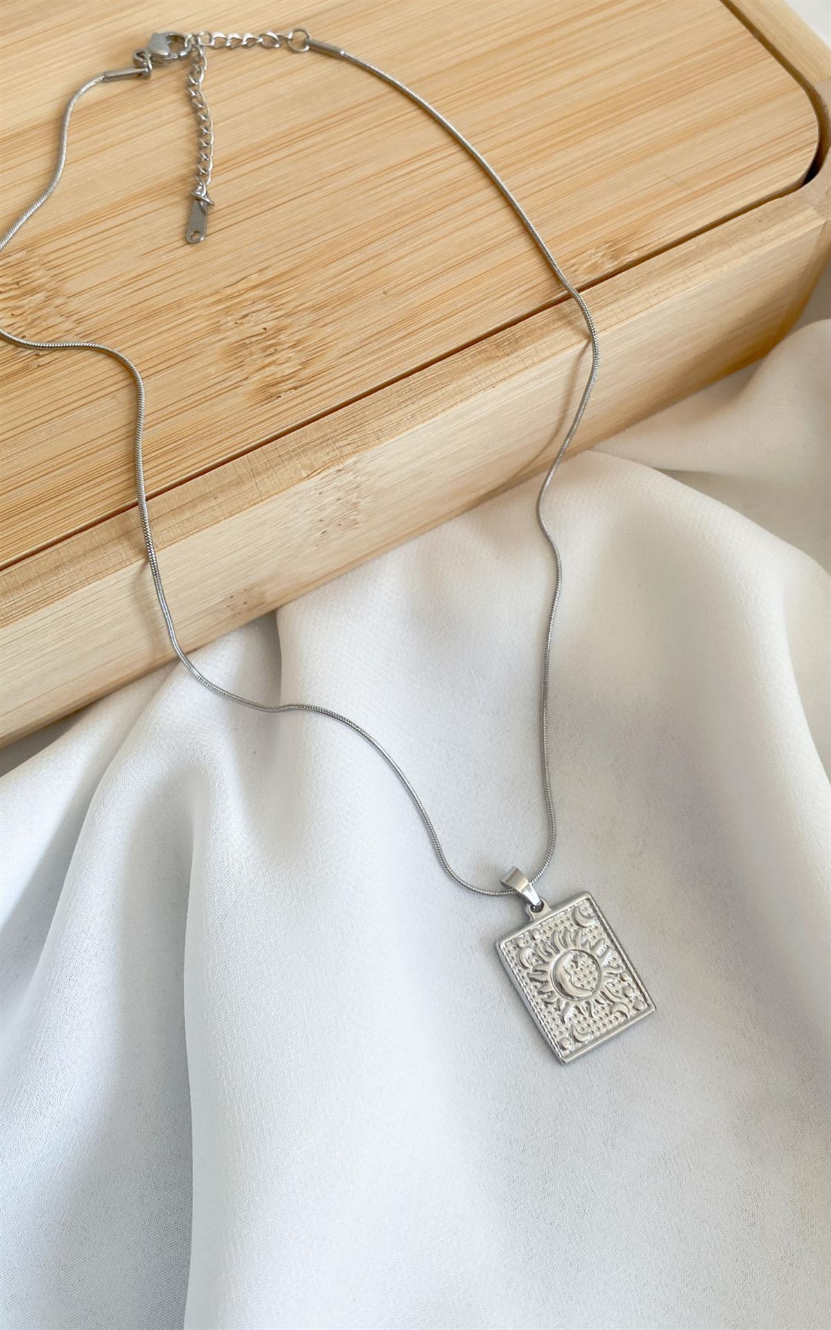 Dikdörtgen Plaka Güneş ve Ay Desenli Gümüş Çelik Kolye