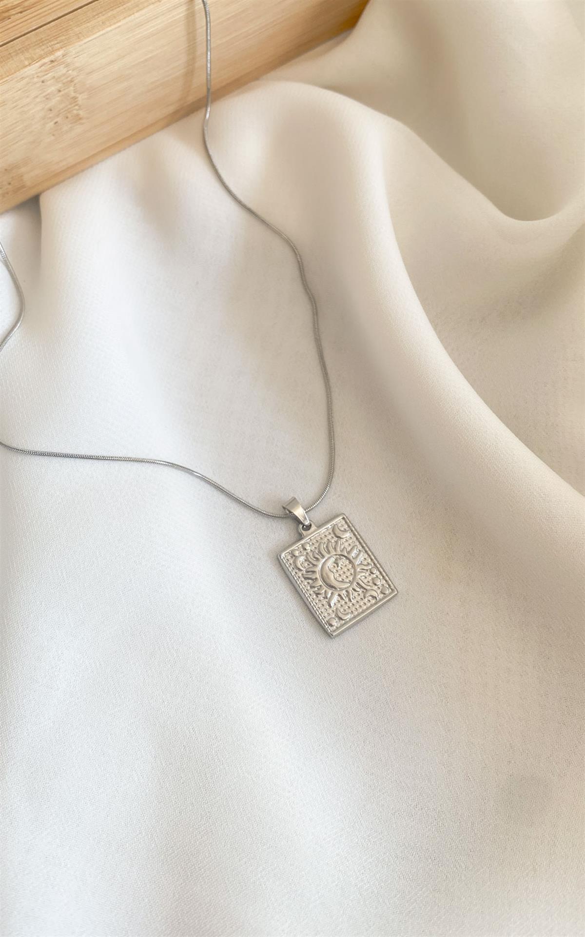 Dikdörtgen Plaka Güneş ve Ay Desenli Gümüş Çelik Kolye