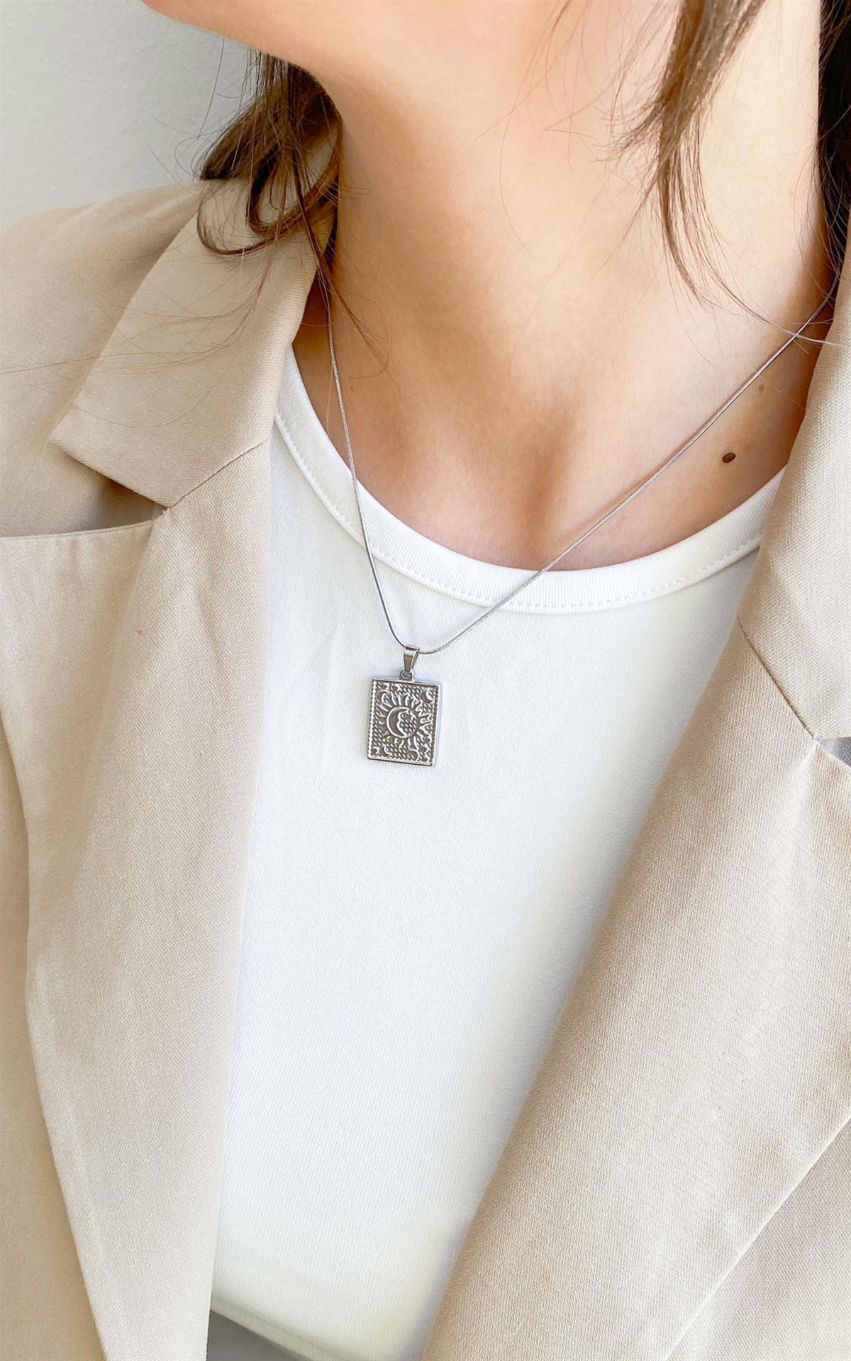 Dikdörtgen Plaka Güneş ve Ay Desenli Gümüş Çelik Kolye