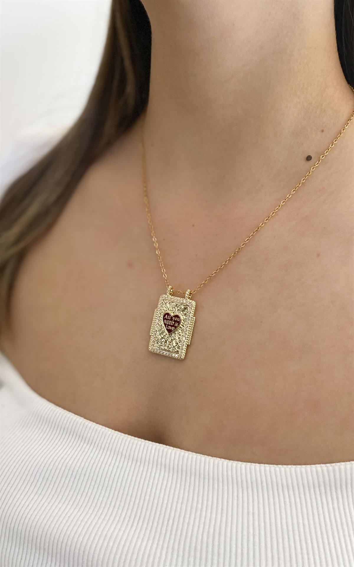 Dikdörtgen Plaka Üzeri Kalp Detaylı Gold Çelik Kolye