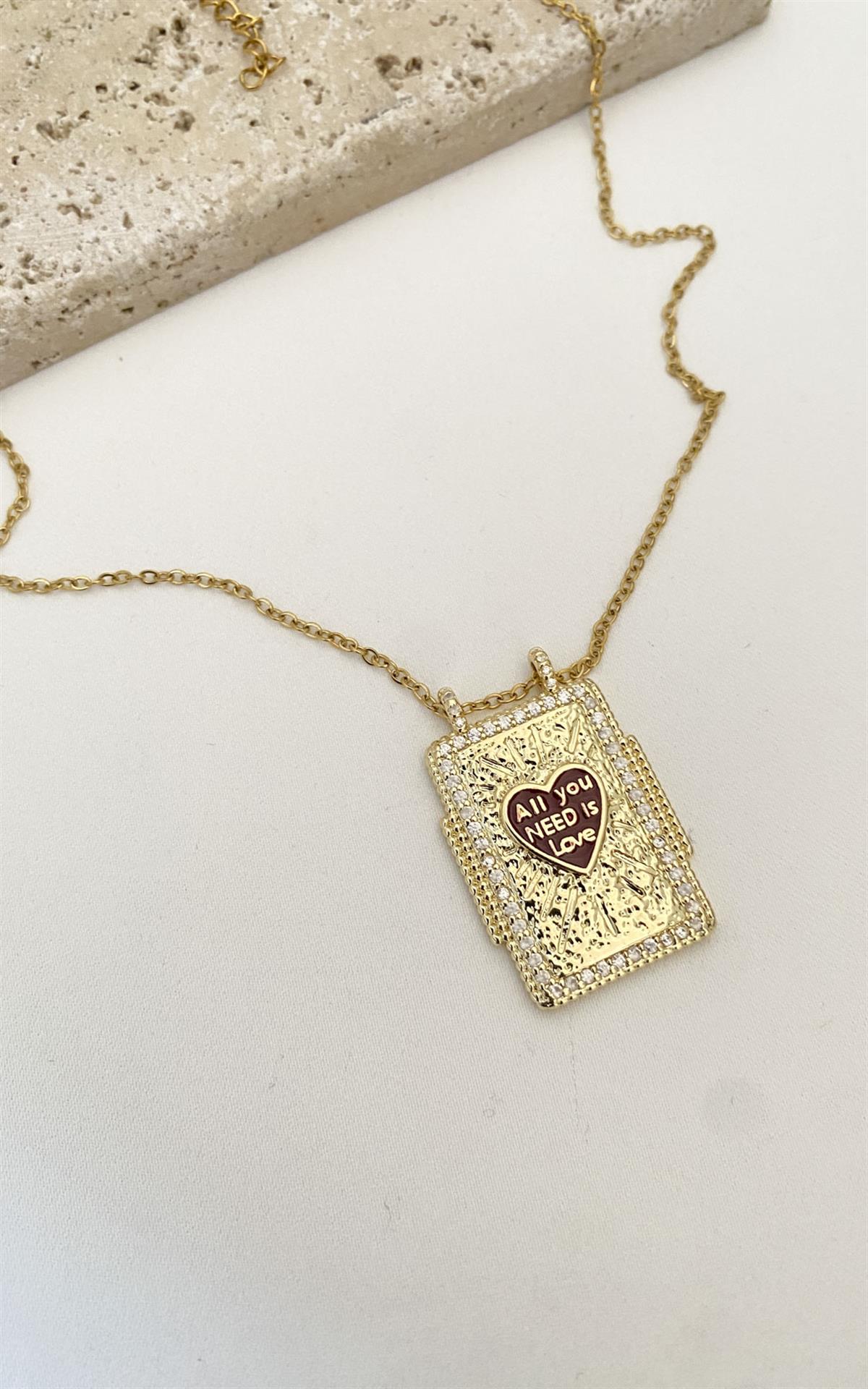 Dikdörtgen Plaka Üzeri Kalp Detaylı Gold Çelik Kolye