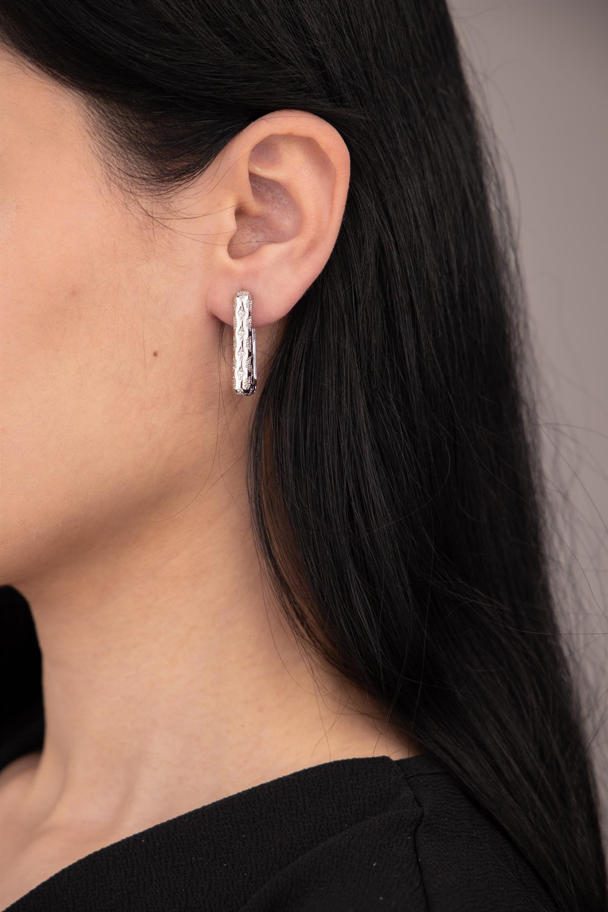 Dikdörtgen Zirkon Taş Detaylı Gümüş Halka Küpe