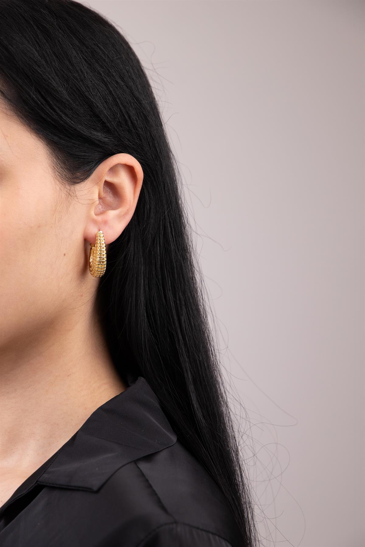 Dokulu Oval Formlu Gold Halka Küpe