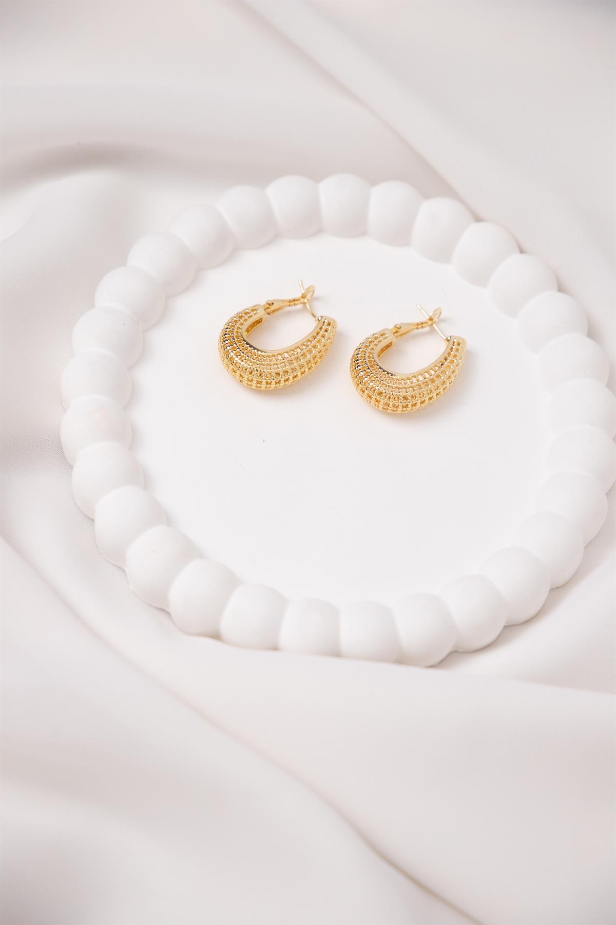 Dokulu Oval Formlu Gold Halka Küpe
