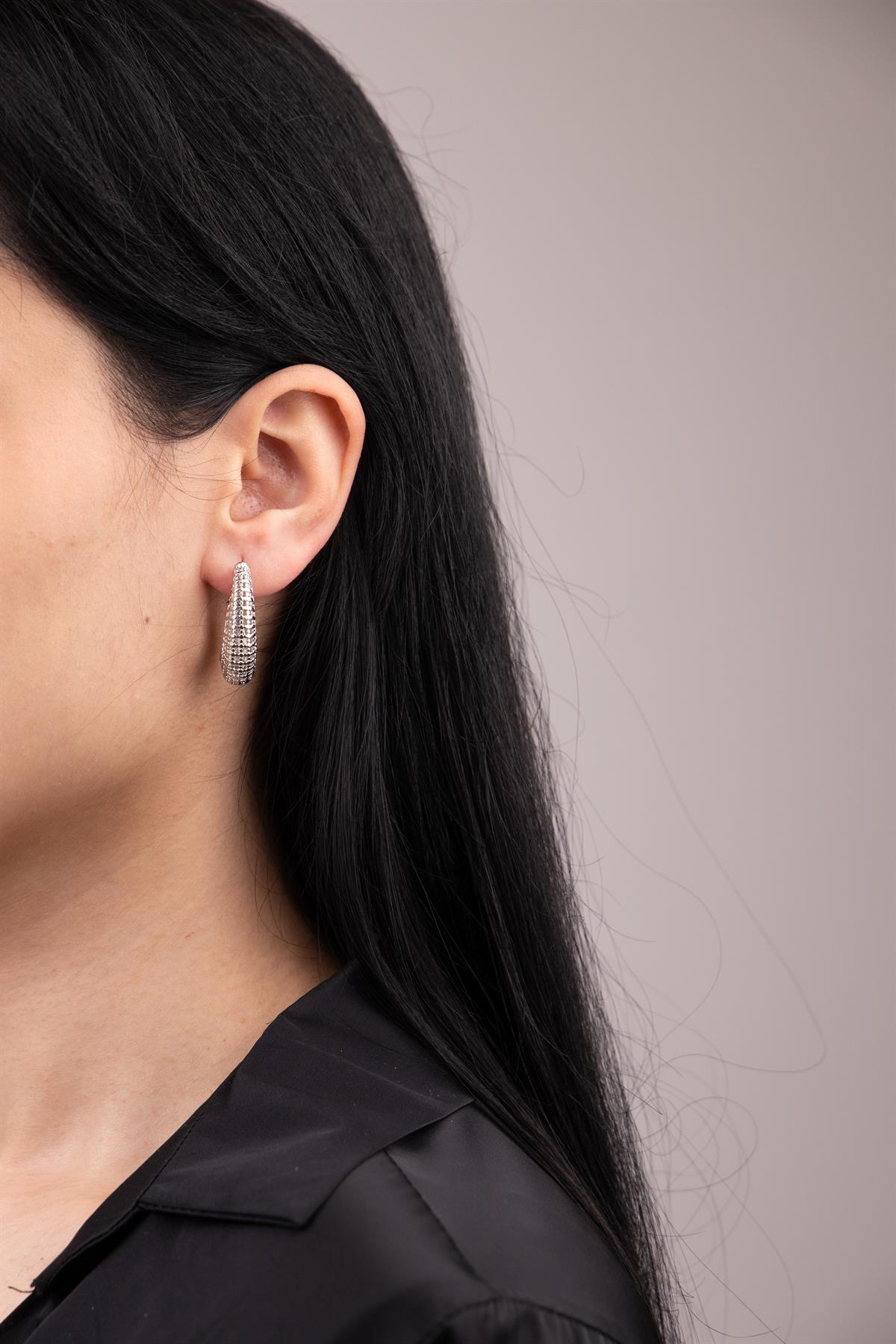 Dokulu Oval Formlu Gümüş Halka Küpe