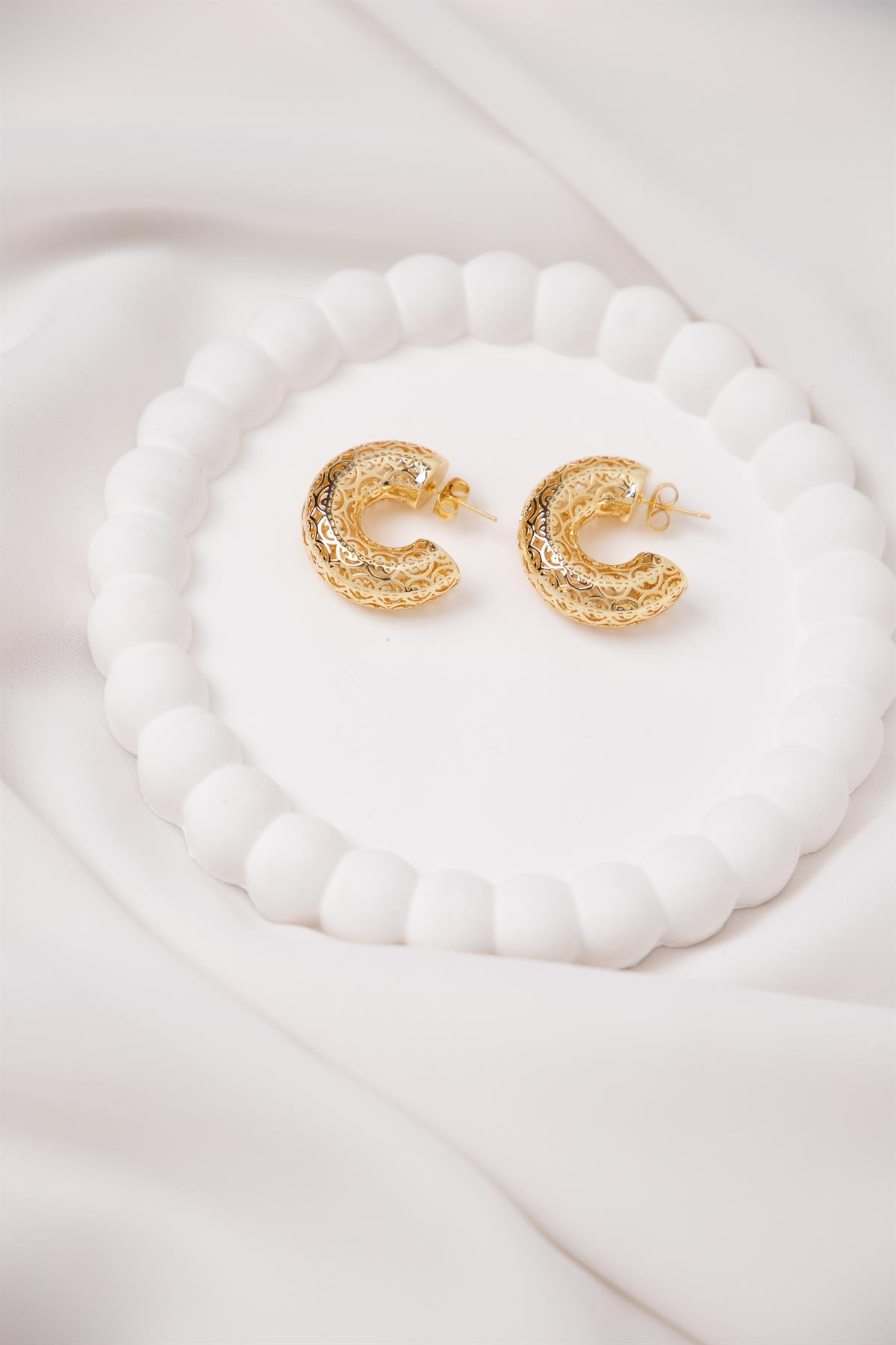 Etnik Desenli Gold Yarım Halka Küpe