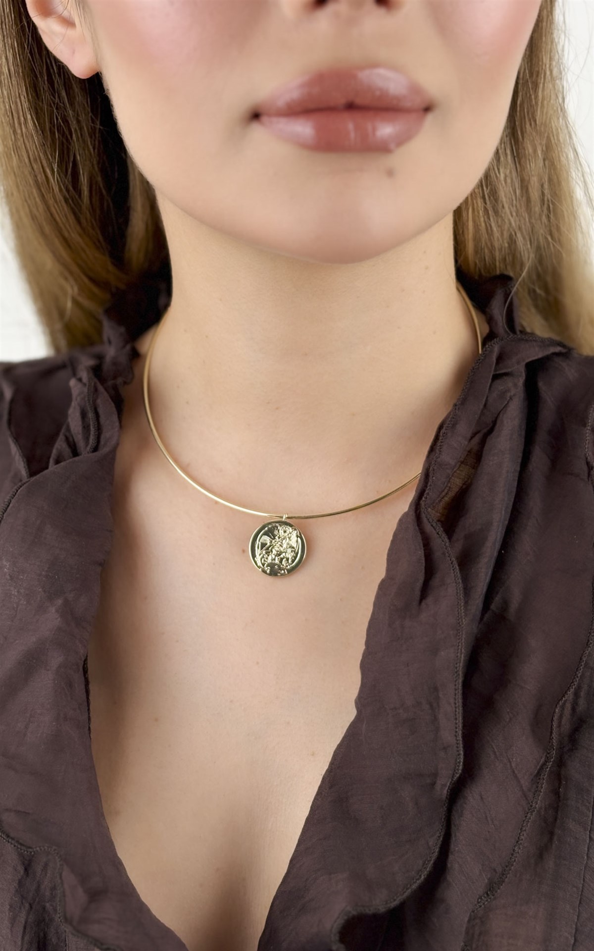 Ezme Plaka Figürlü Choker Kolye