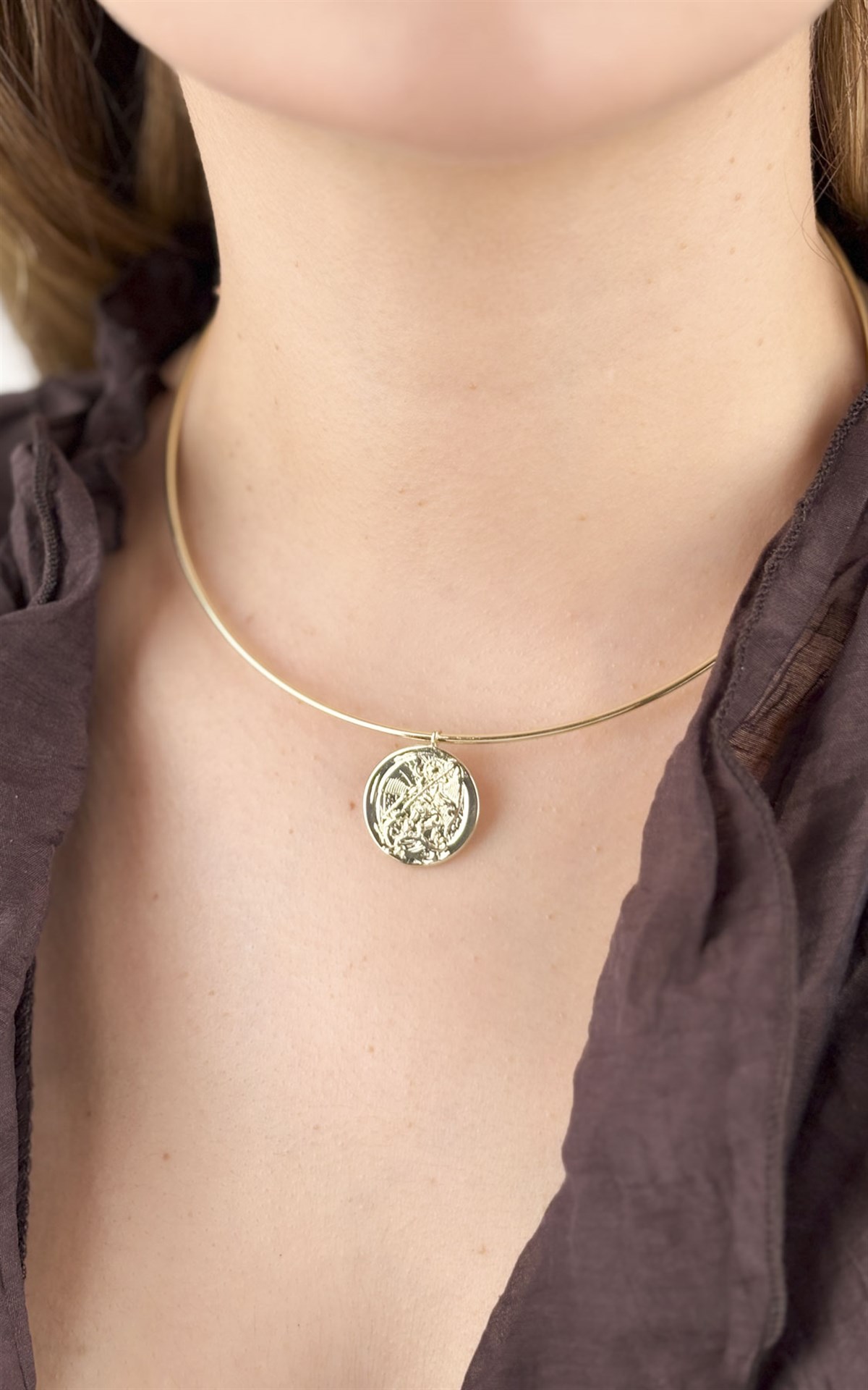 Ezme Plaka Figürlü Choker Kolye