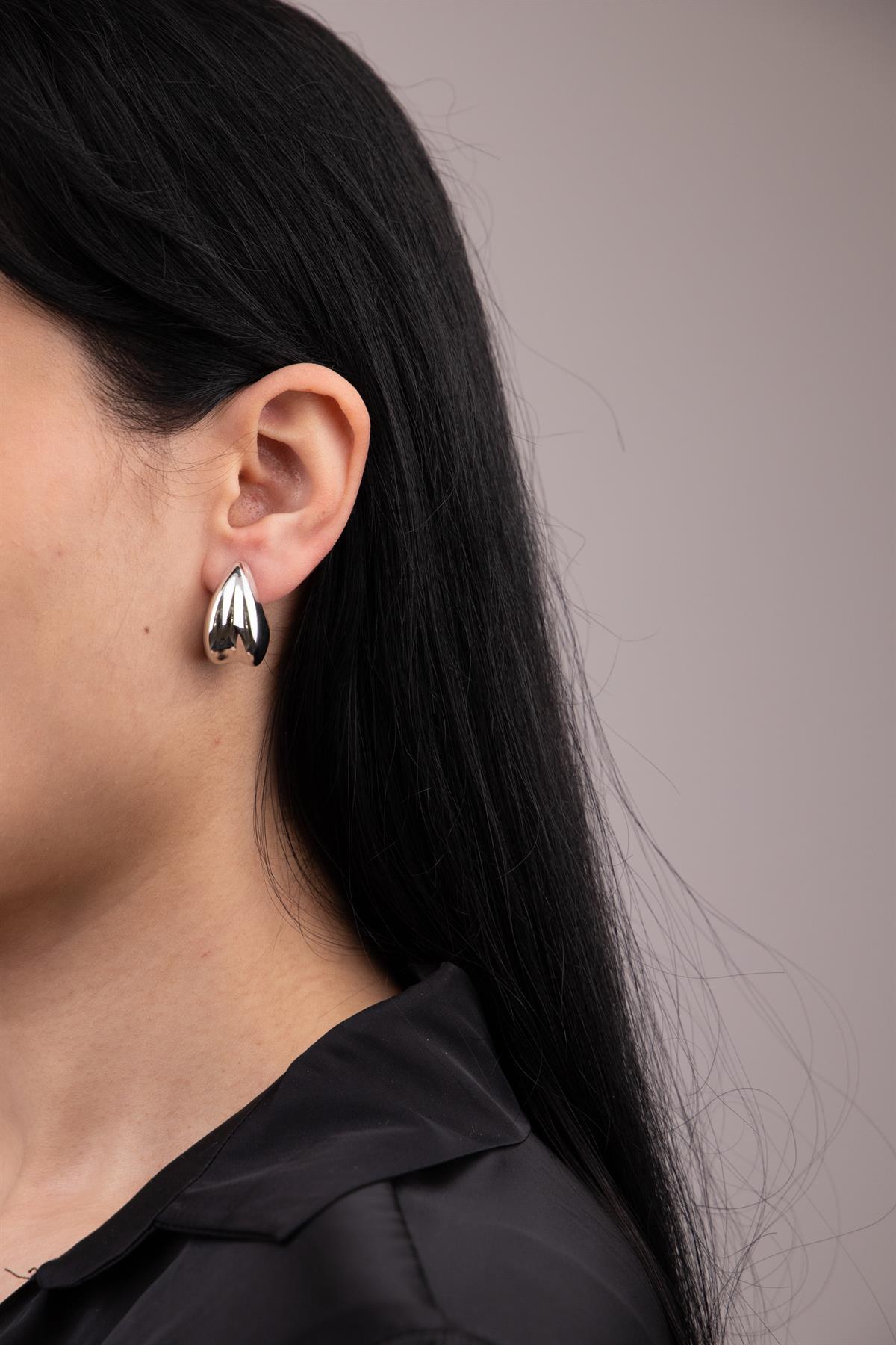 Geometrik Bombeli Yarım Halka Gümüş Küpe