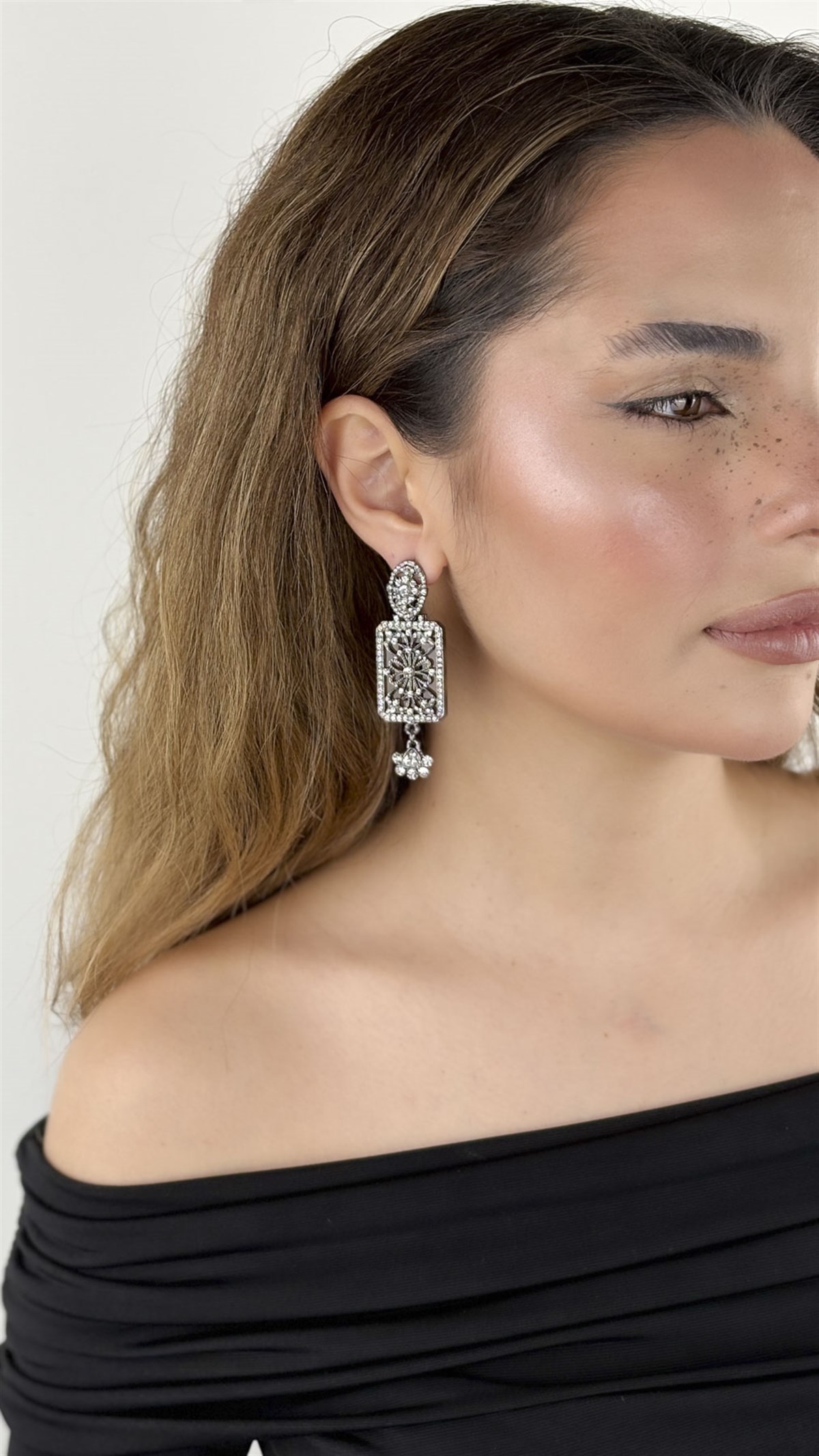 Geometrik Çiçek Desenli Taşlı Küpe