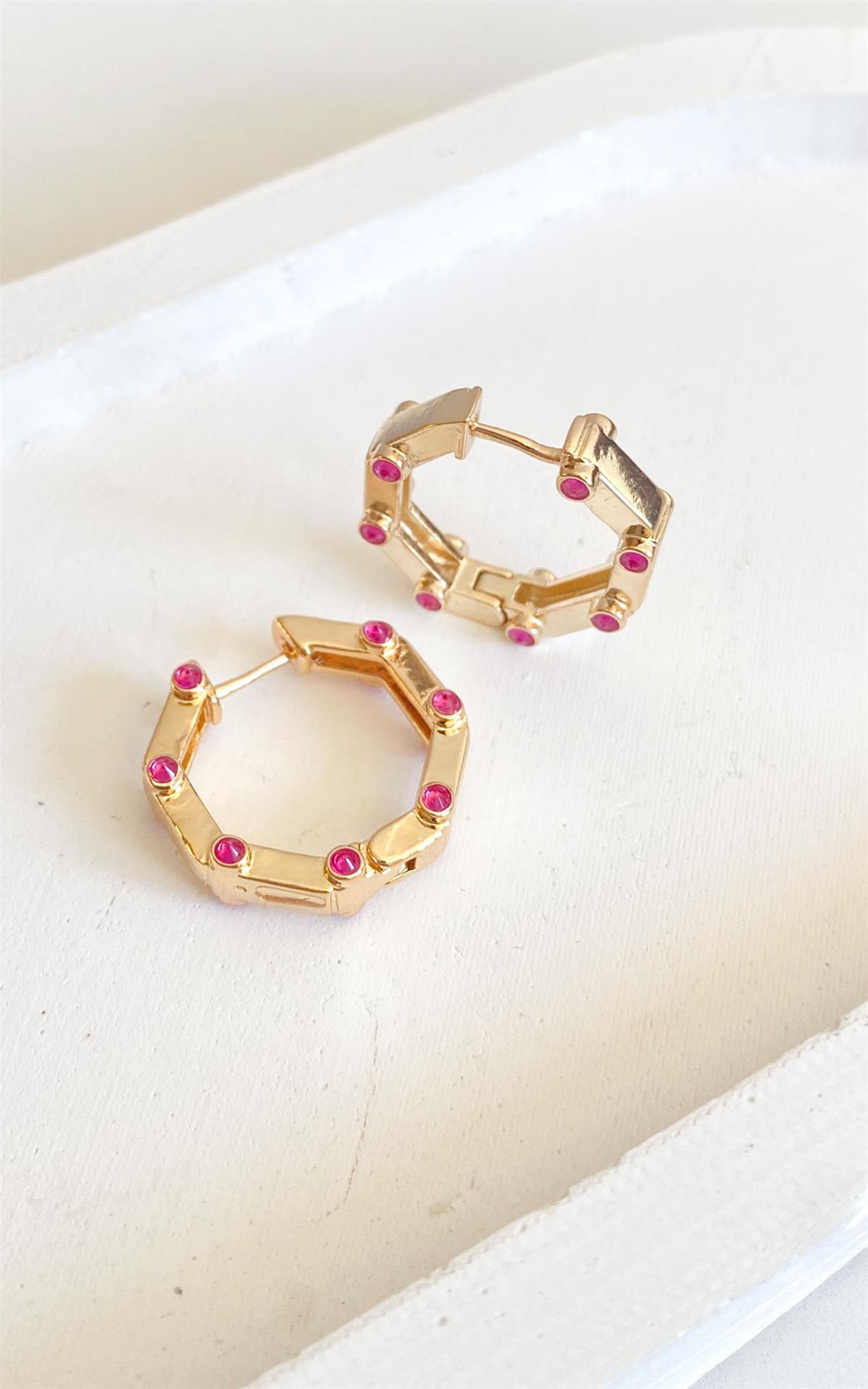 Geometrik Formlu Fuşya Taş Detaylı Gold Halka Küpe