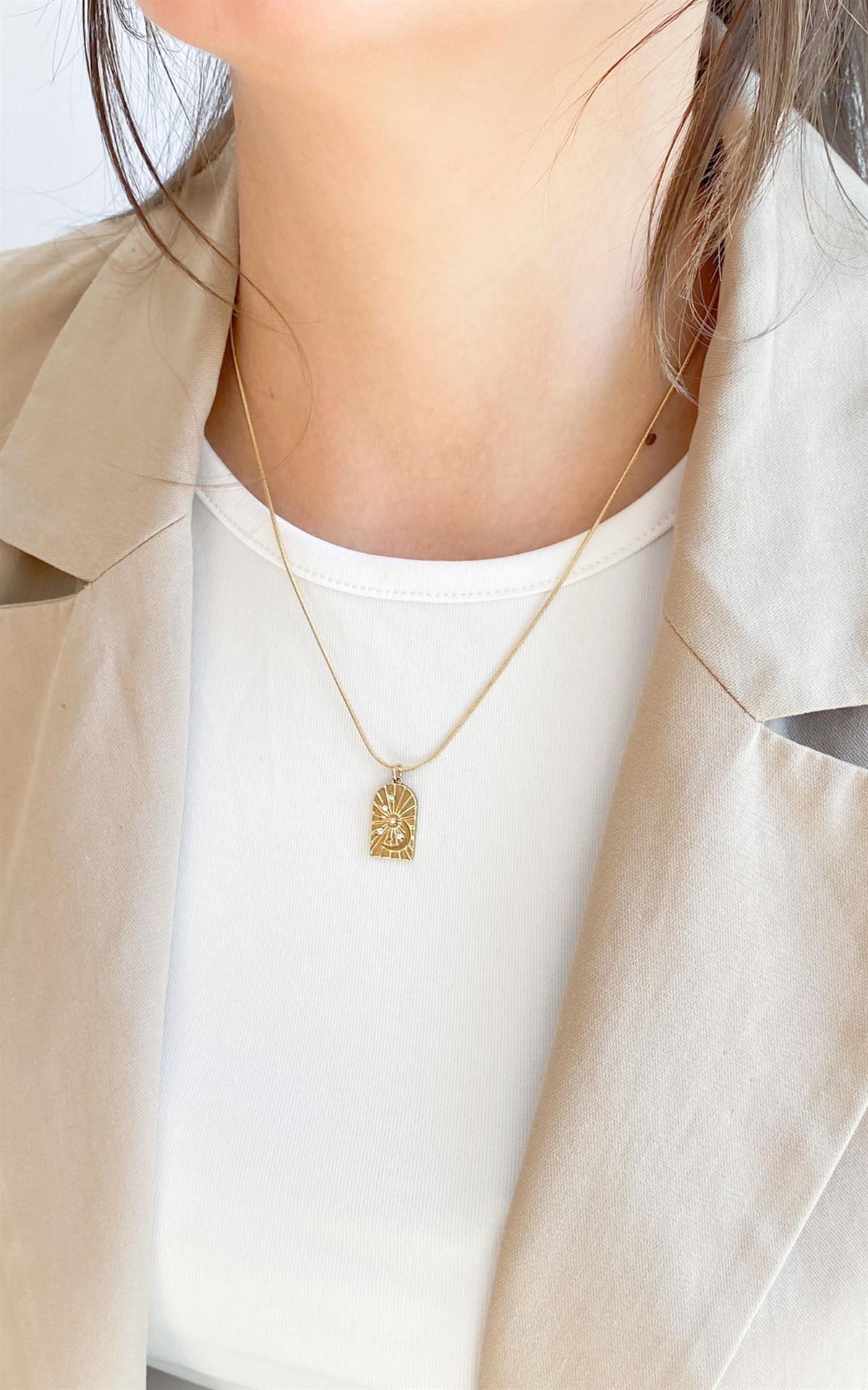 Geometrik Plaka Ay Desenli ve Taşlı Gold Çelik Kolye