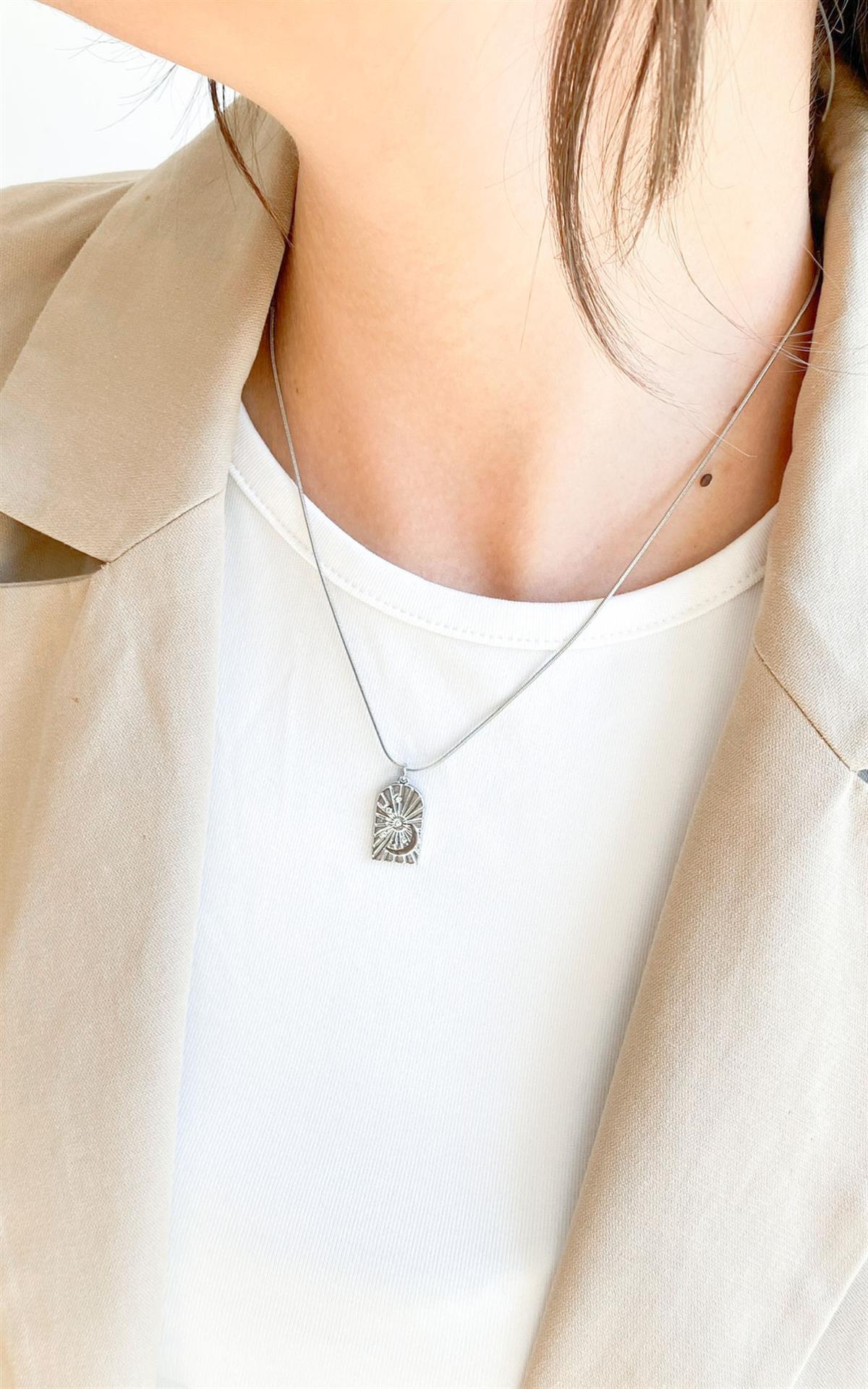 Geometrik Plaka Ay Desenli ve Taşlı Gümüş Çelik Kolye