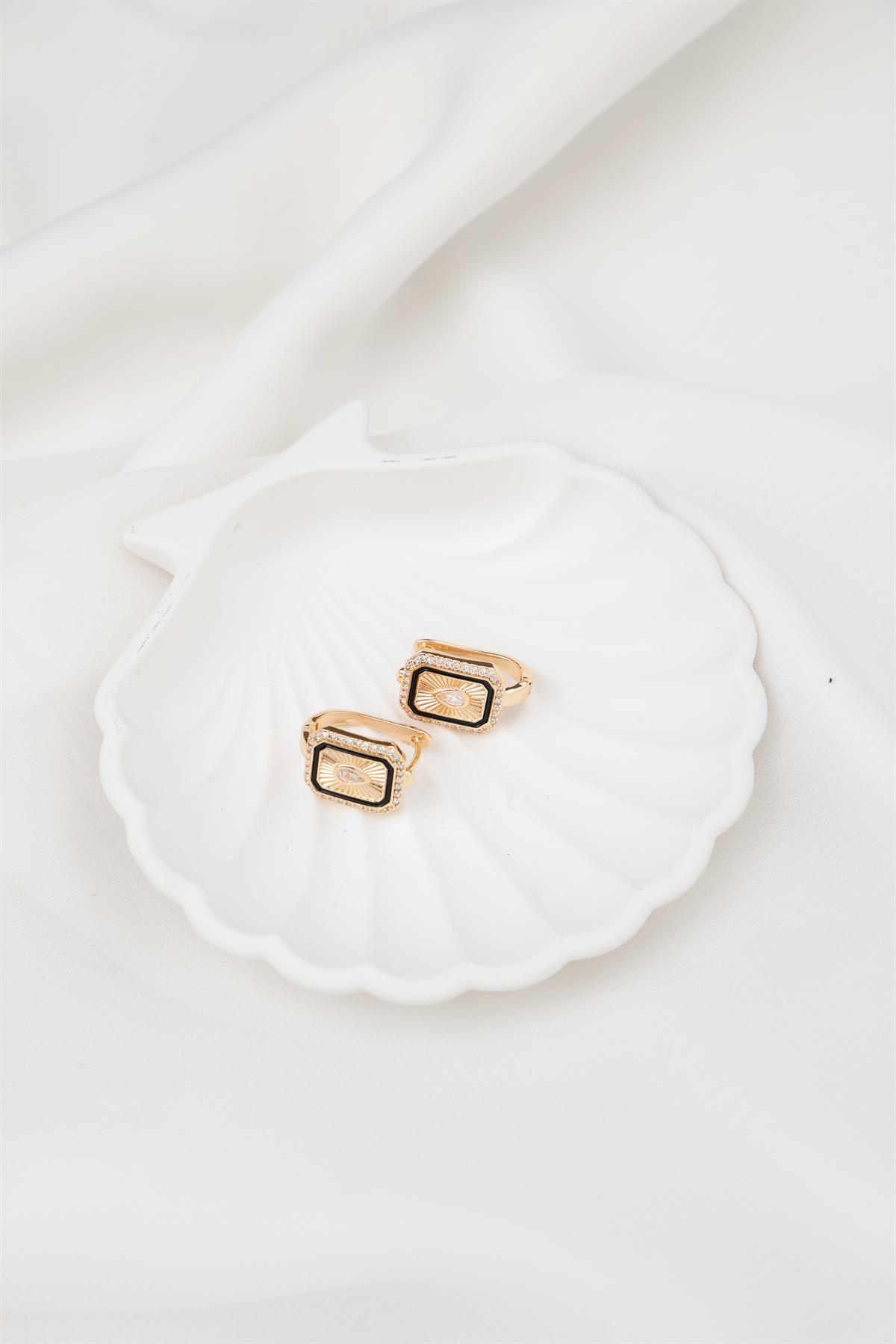 Geometrik Plaka Damla Detaylı Gold Beyaz Halka Küpe