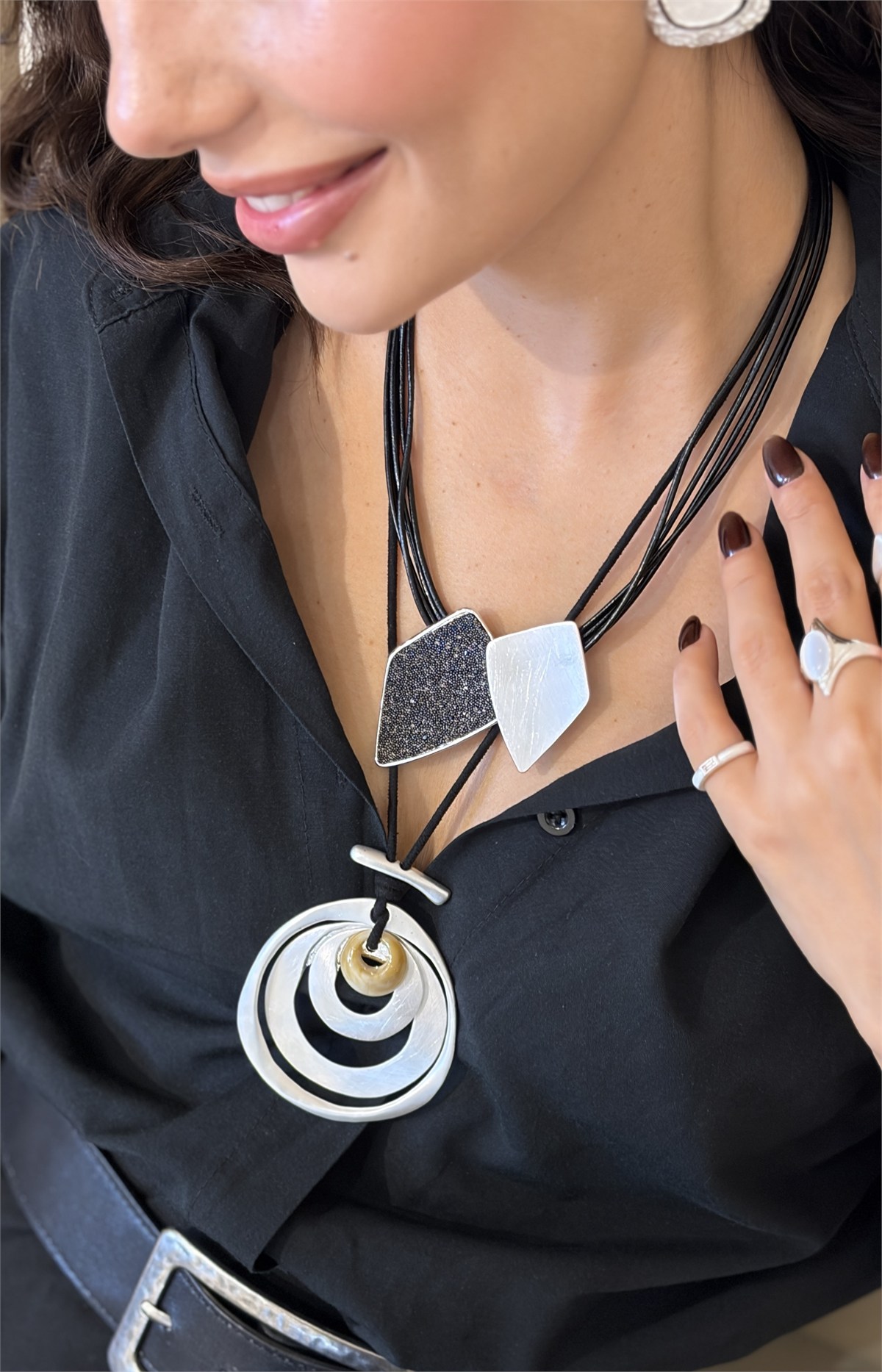 Geometrik Plaka Detaylı Silver Deri İpli Kolye