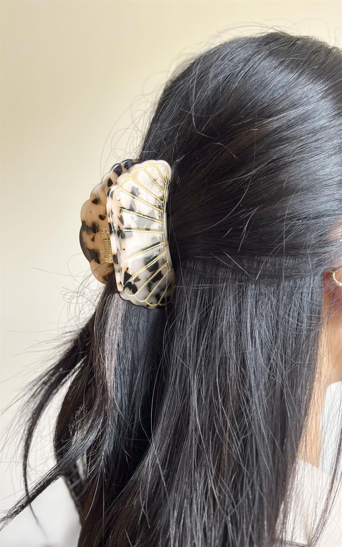 İstiridye Figürlü Leopar Desenli Bej Kemik Mandal Toka