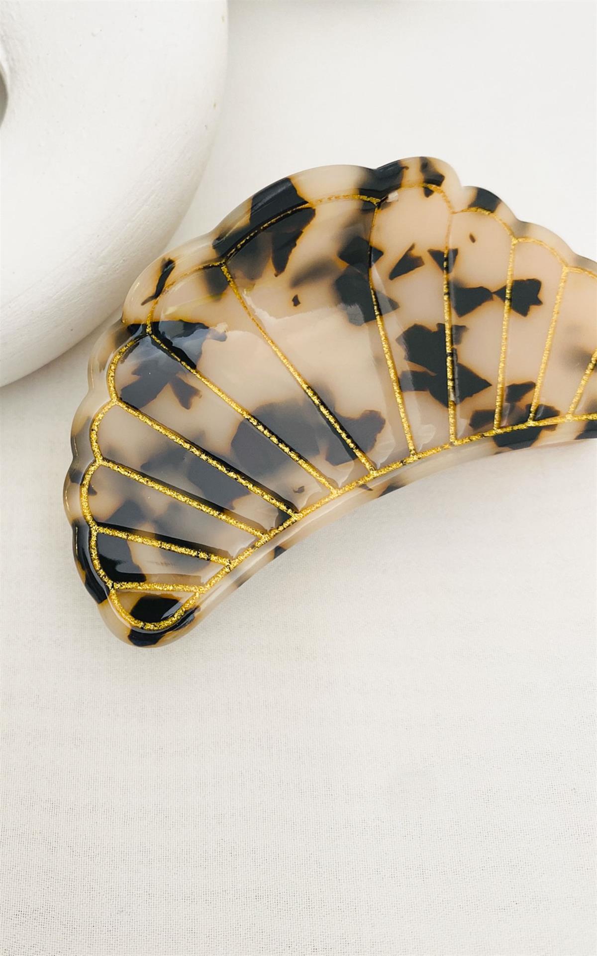 İstiridye Figürlü Leopar Desenli Bej Kemik Mandal Toka