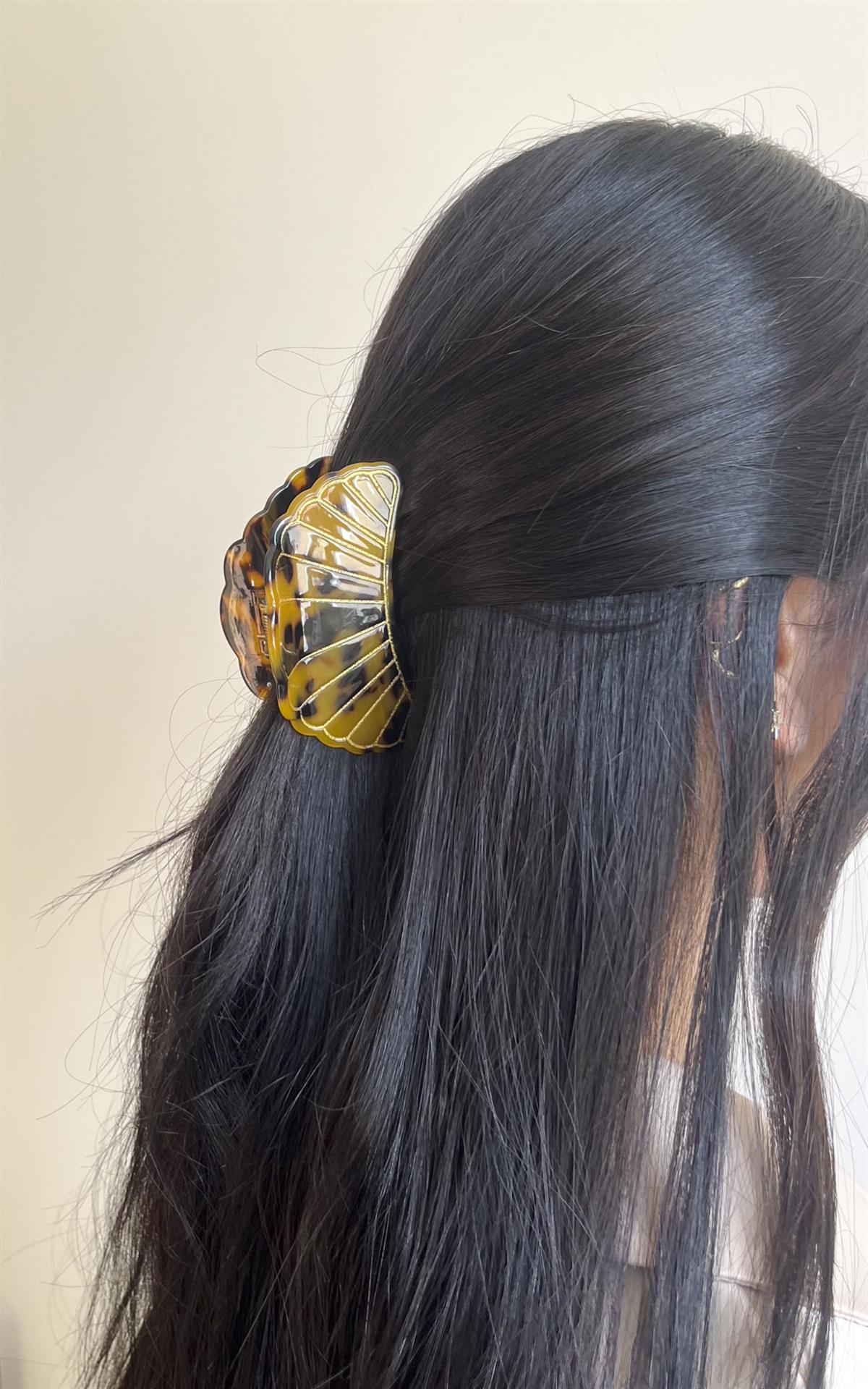 İstiridye Figürlü Leopar Desenli Kahve Kemik Mandal Toka