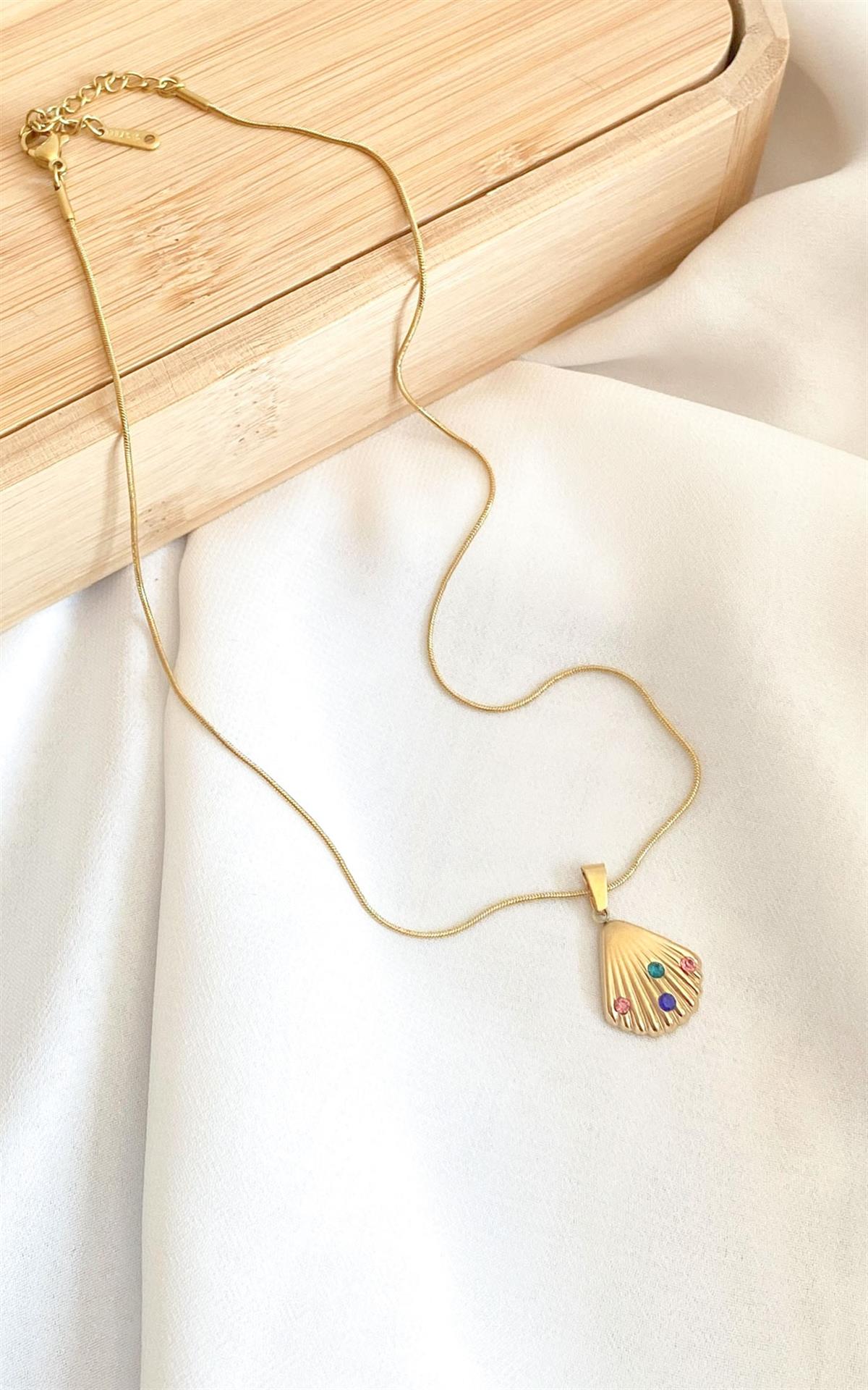 İstiridye Figürlü Renkli Taş Detaylı Gold Çelik Kolye