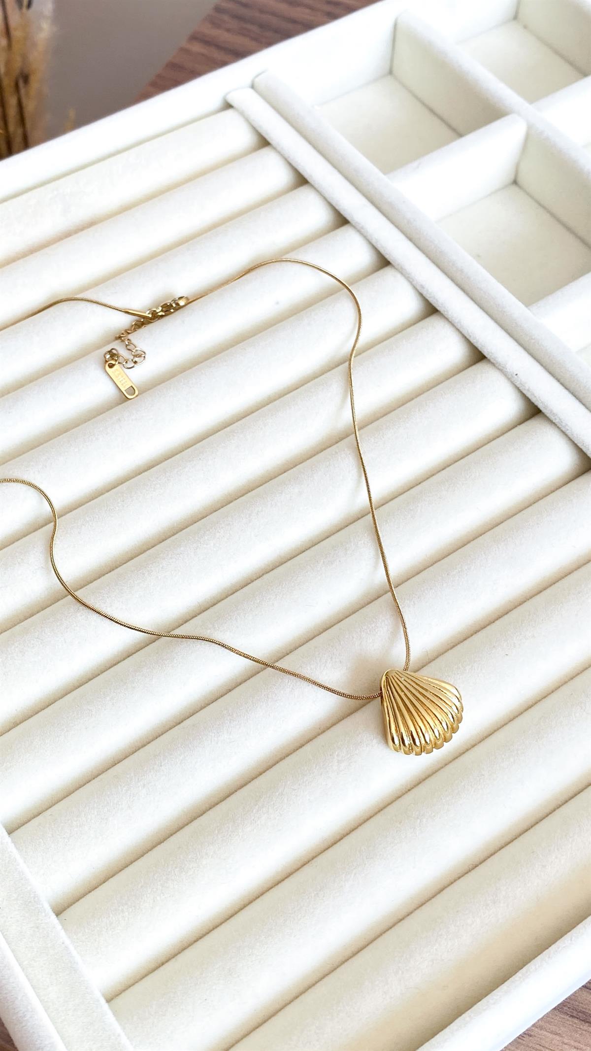 İstiridye Figürlü Yılan Zincirli Gold Çelik Kolye