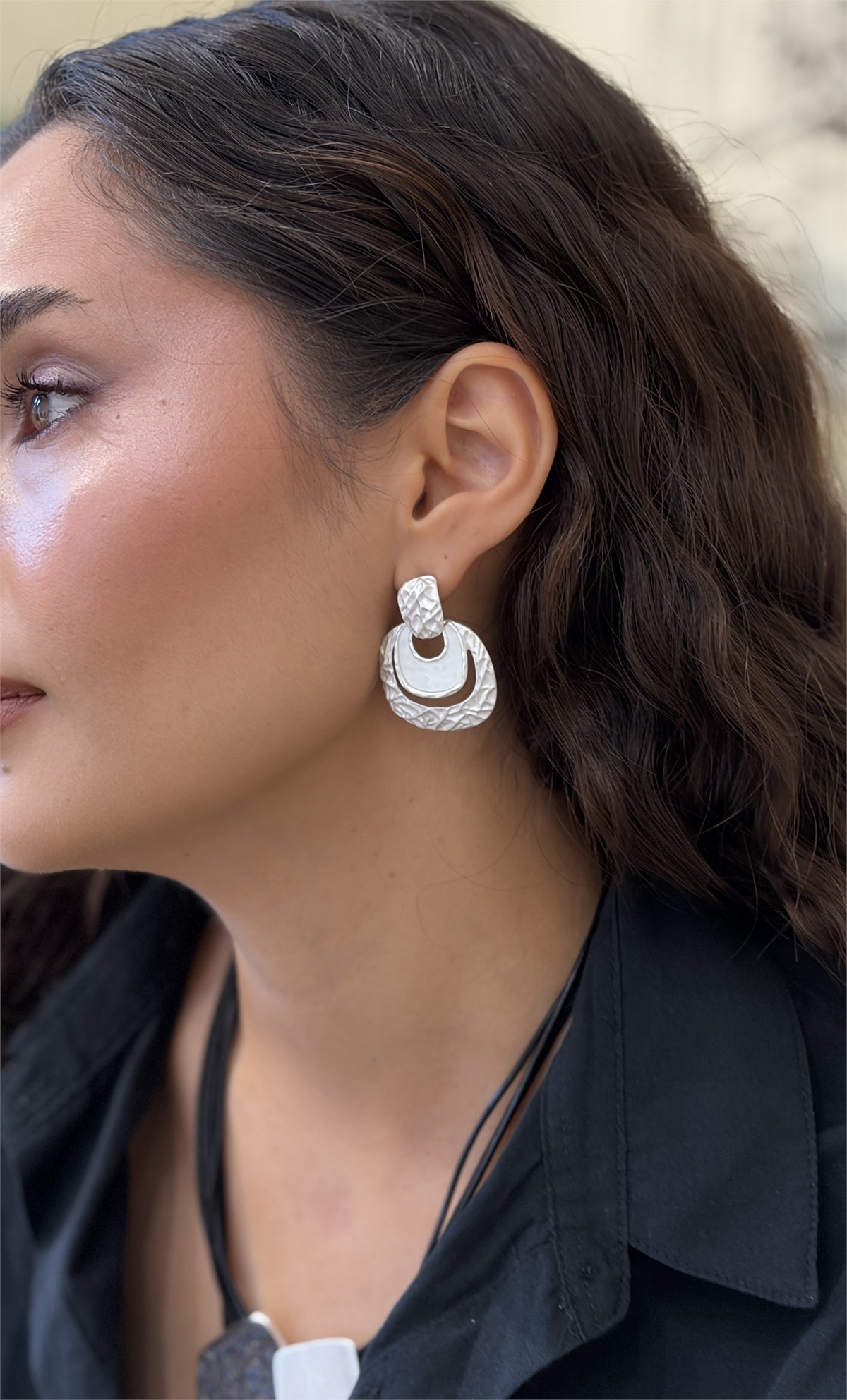 Kabartma Dokulu İç İçe Geçişli Mat Silver Küpe