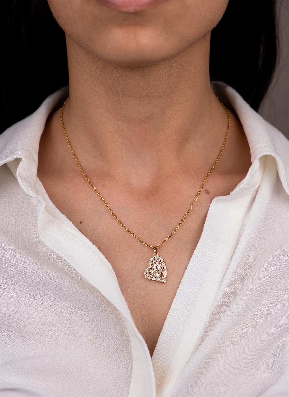 Kalp Figürlü Baget Taşlı Gold Çelik Kolye