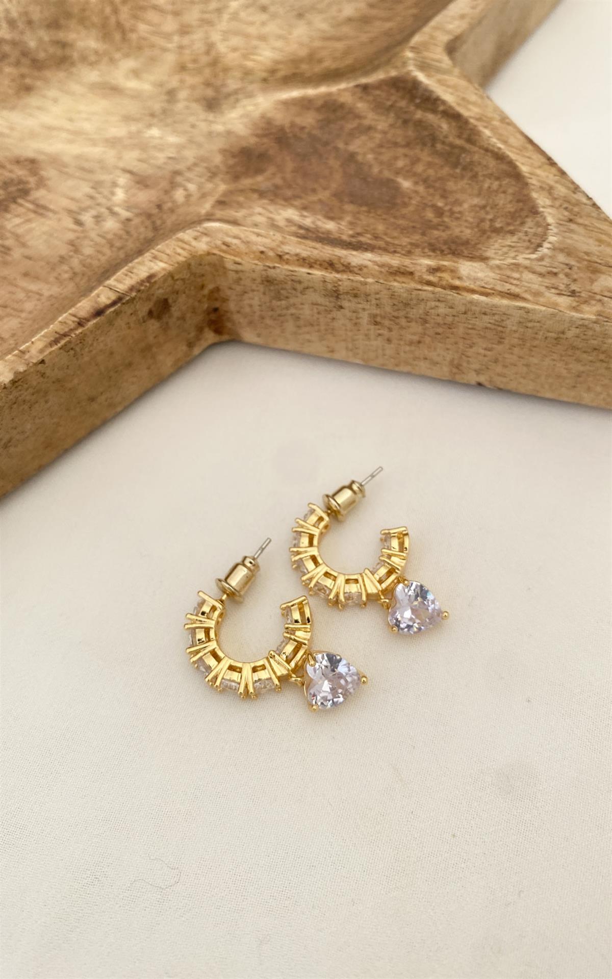 Kalp Figürlü Taşlı Gold Yarım Halka Küpe