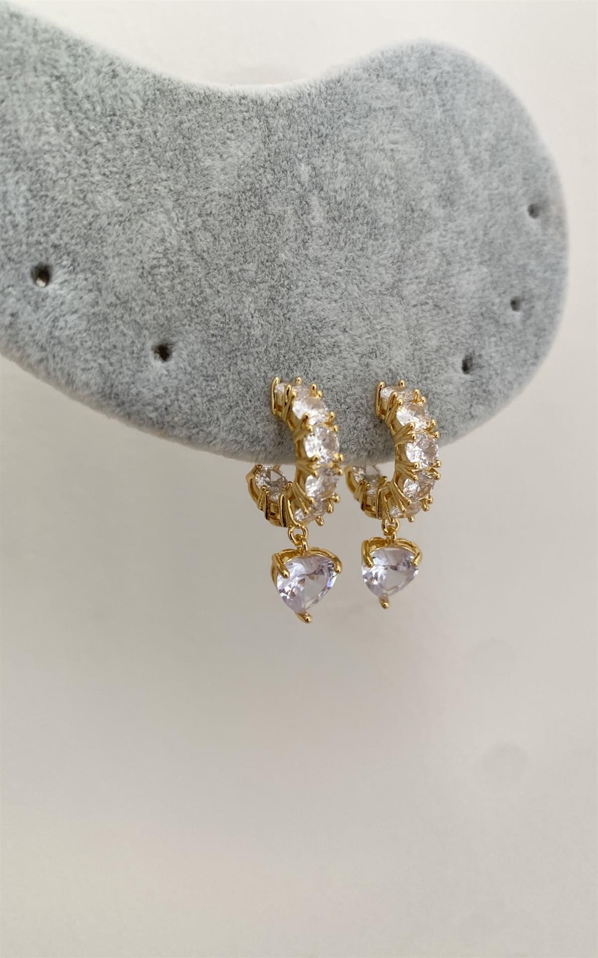 Kalp Figürlü Taşlı Gold Yarım Halka Küpe