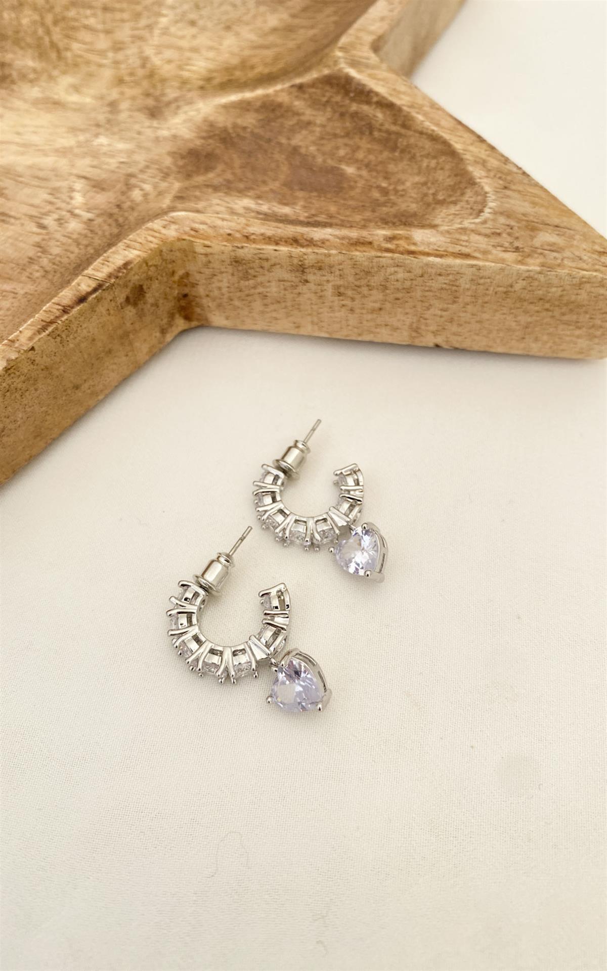 Kalp Figürlü Taşlı Gümüş Yarım Halka Küpe