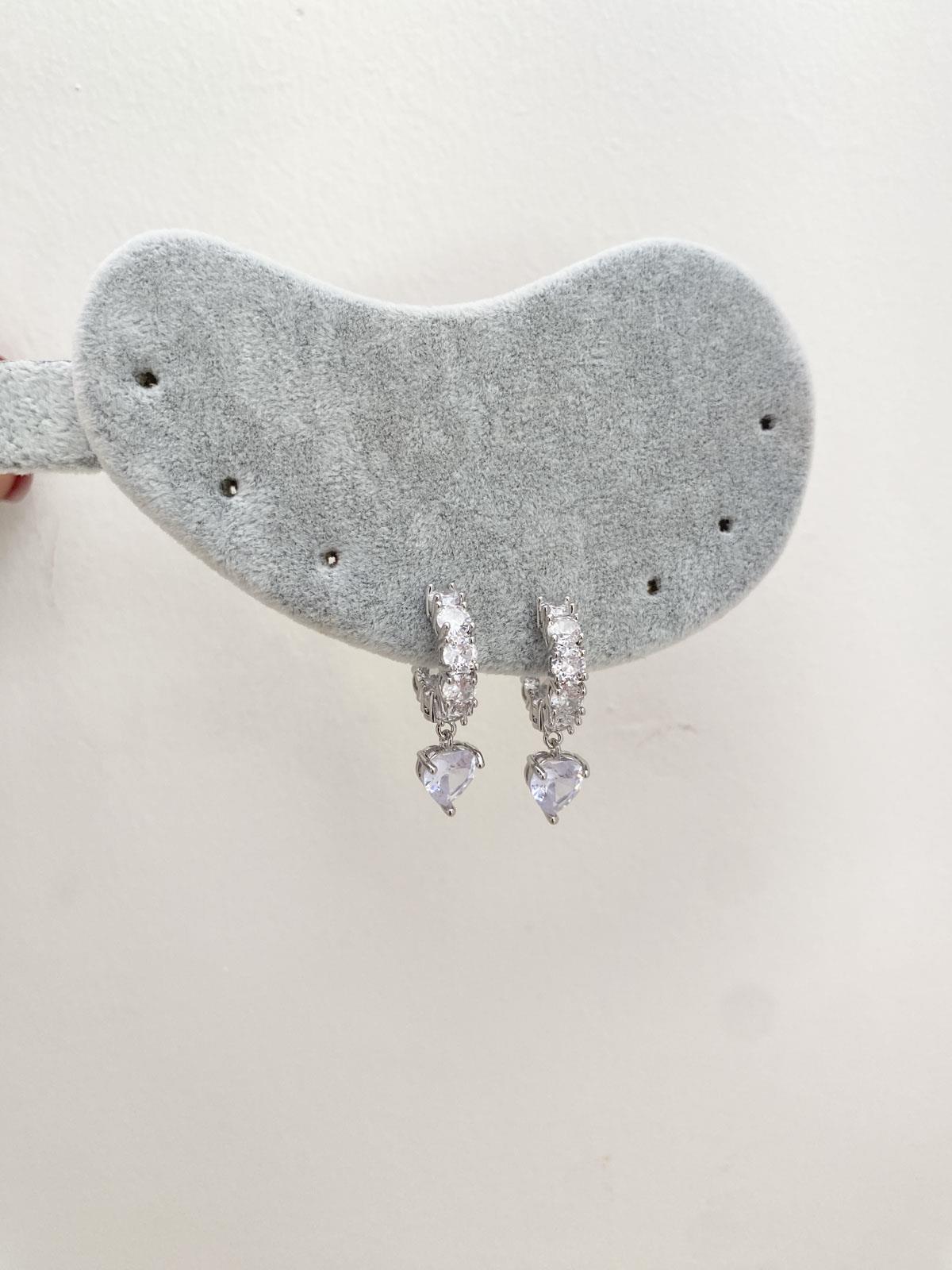 Kalp Figürlü Taşlı Gümüş Yarım Halka Küpe