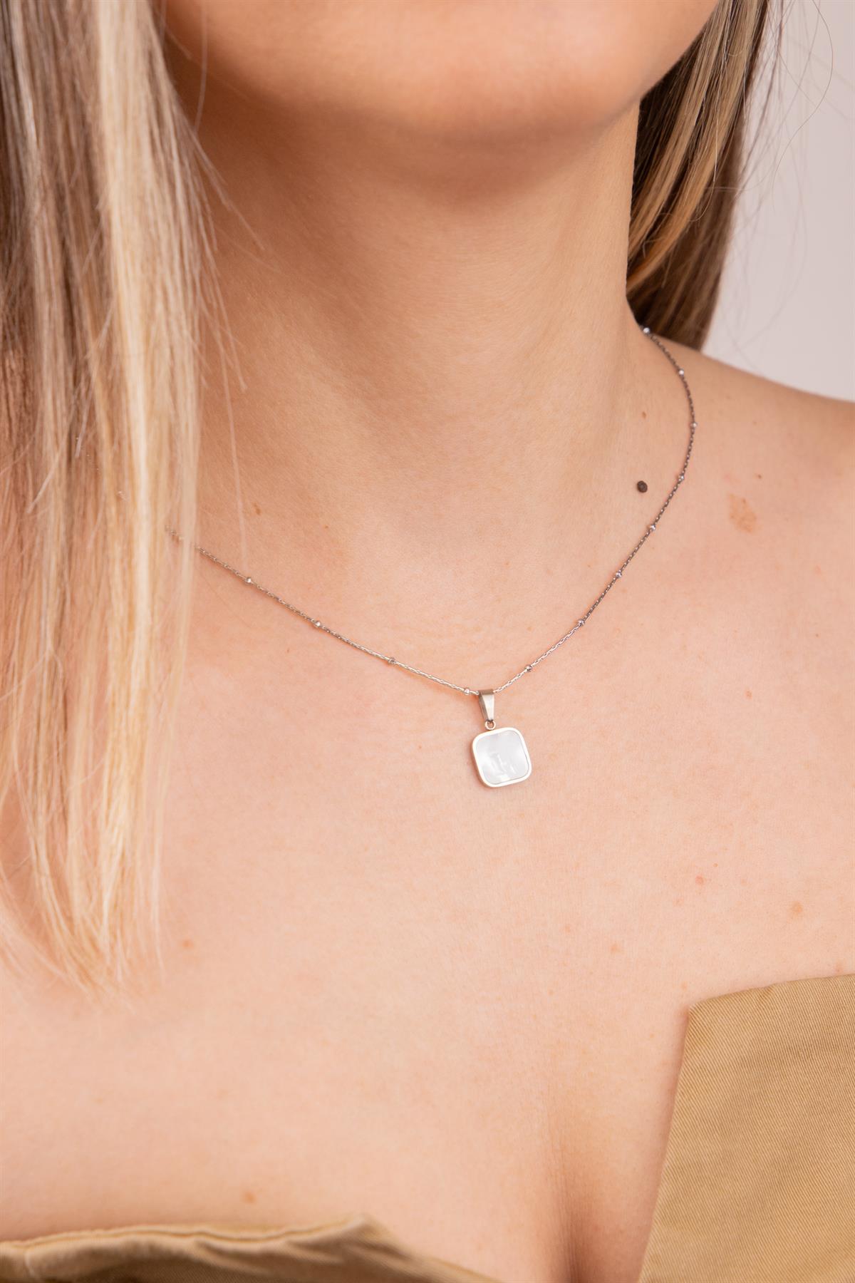 Kare Plaka Üzeri Opal Taşlı Gümüş Çelik Kolye