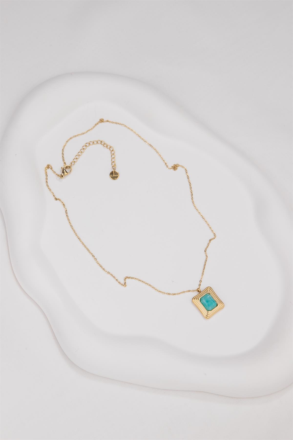 Kare Plaka Üzeri Taş Detaylı Gold Çelik Kolye