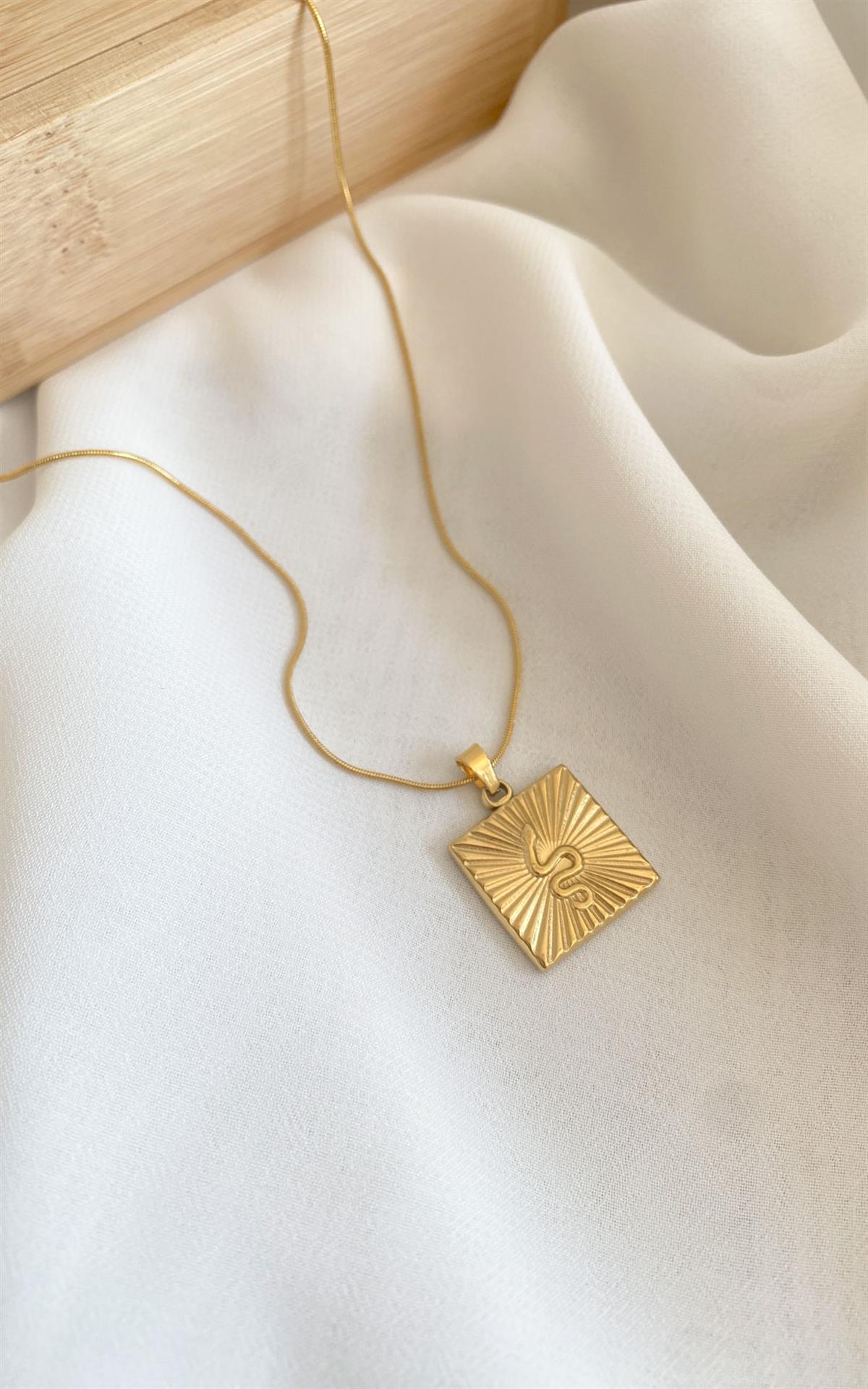 Kare Plaka Yılan Desenli Gold Çelik Kolye