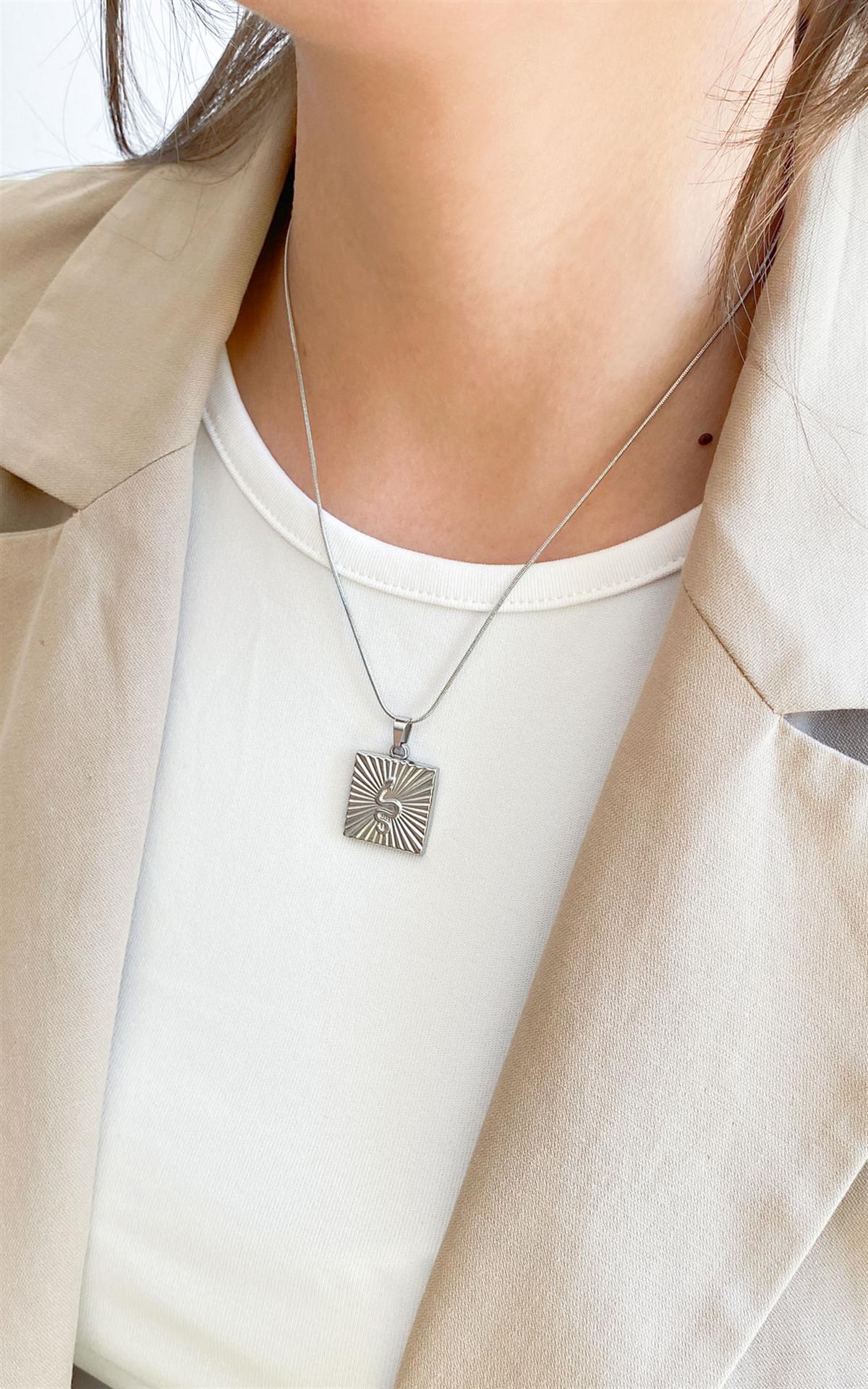 Kare Plaka Yılan Desenli Gümüş Çelik Kolye