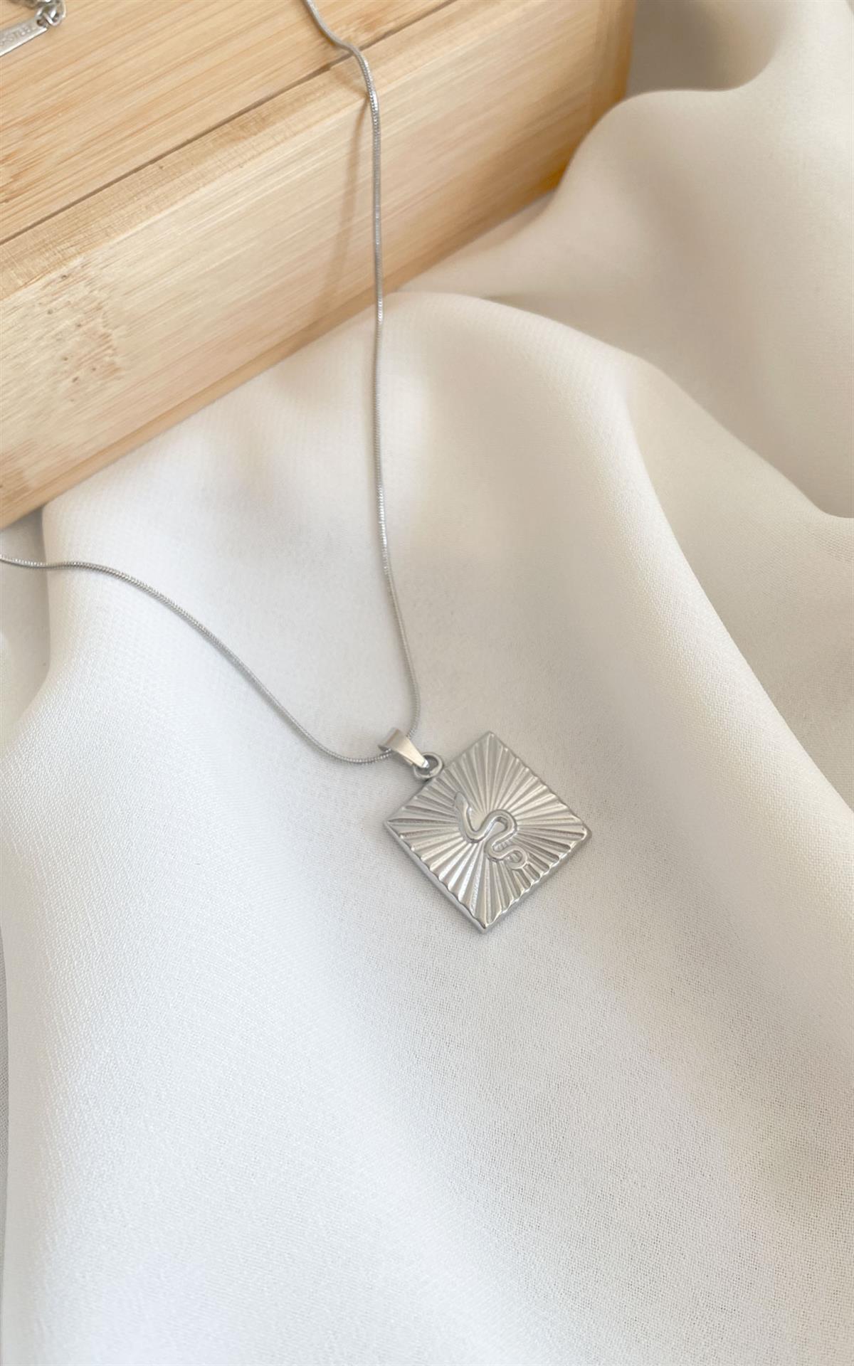 Kare Plaka Yılan Desenli Gümüş Çelik Kolye