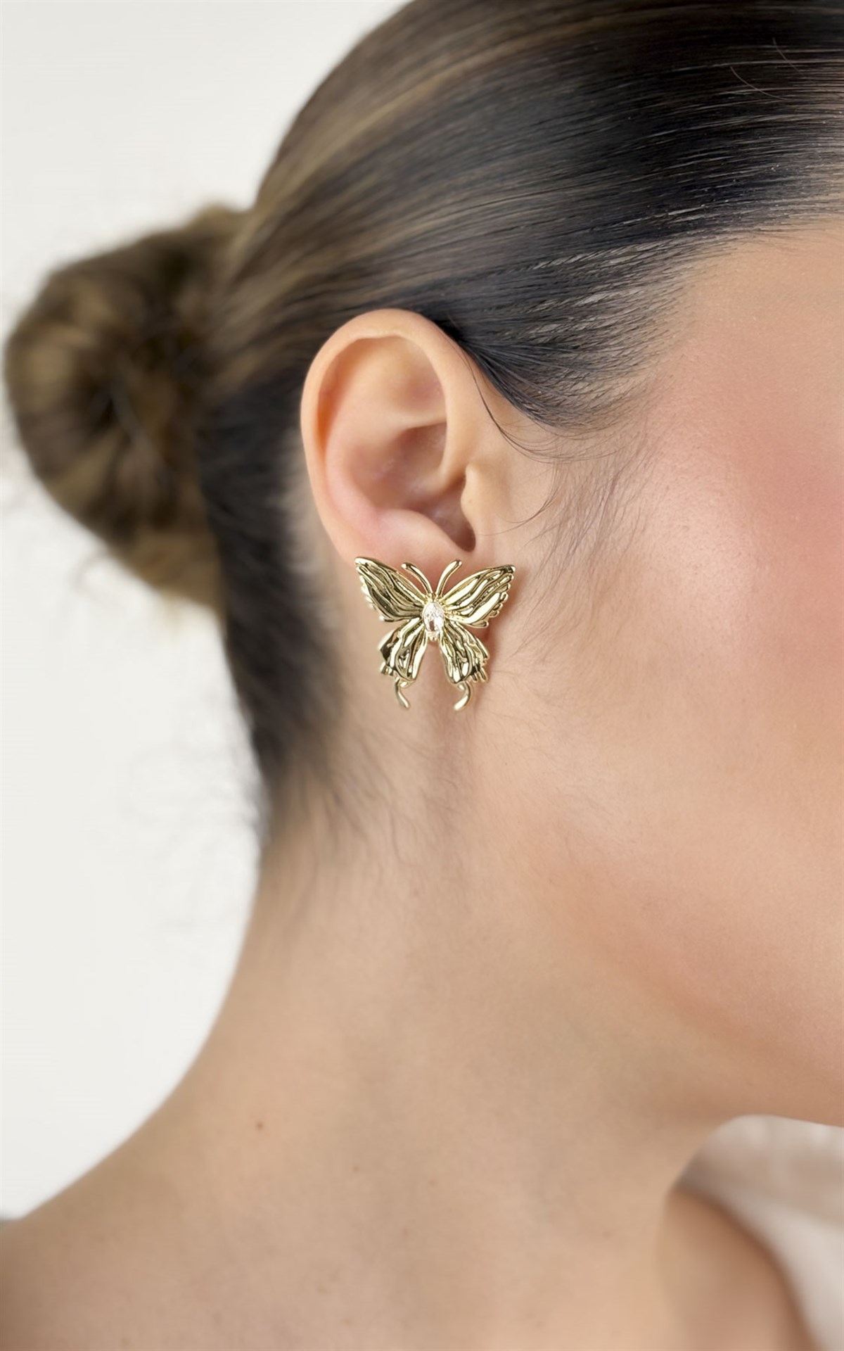 Kelebek Figürlü Taş Detaylı Küpe