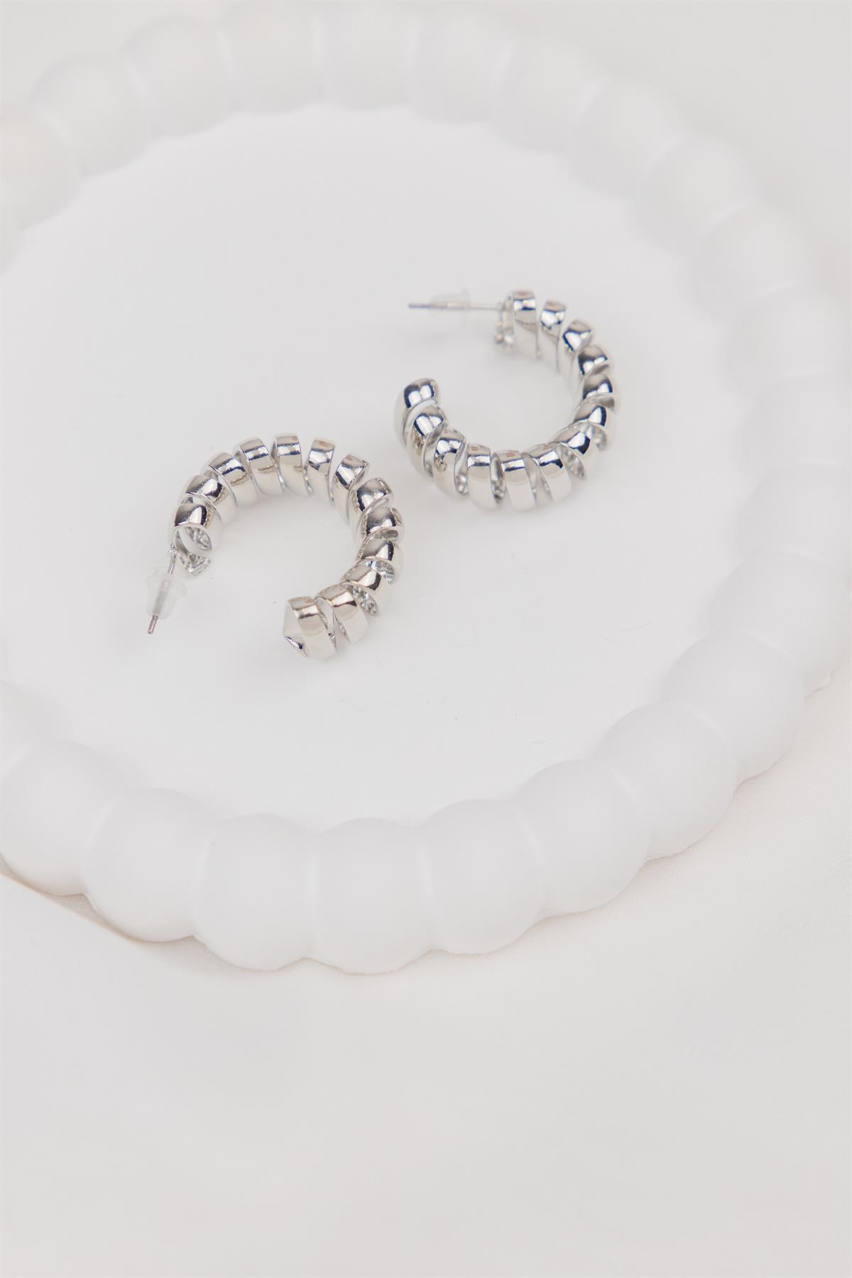 Kıvrımlı Gümüş Yarım Halka Küpe