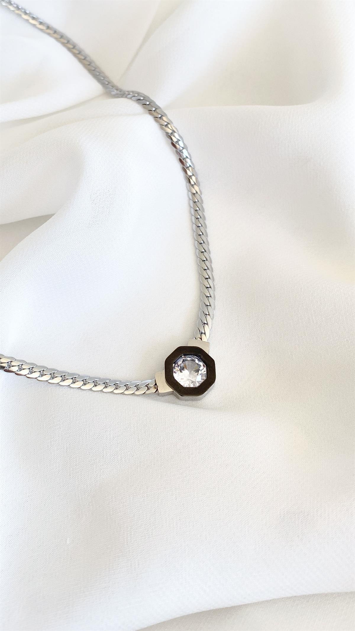 Köşeli Siyah Mineli Taş Detaylı Gümüş Çelik Kolye