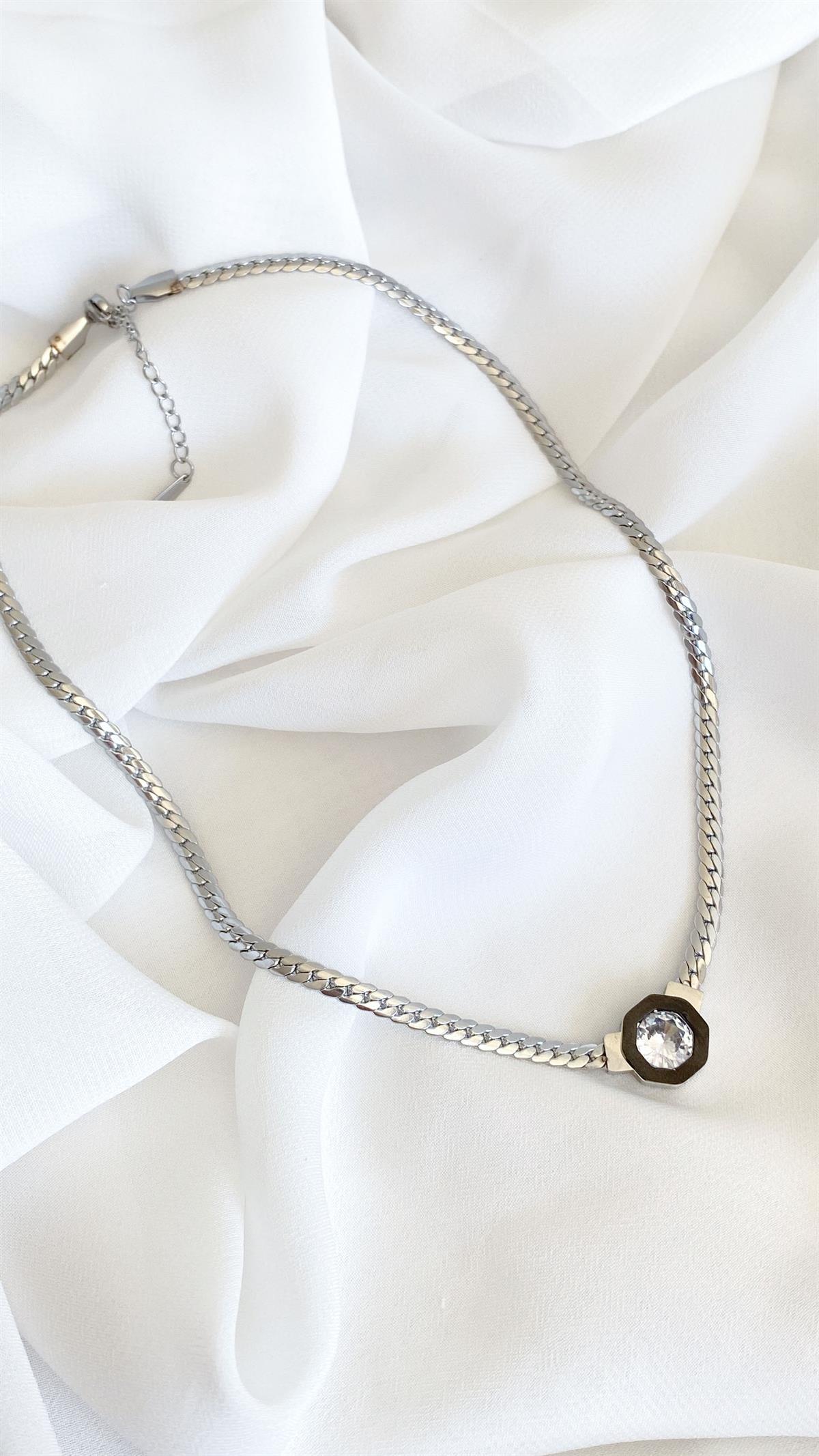 Köşeli Siyah Mineli Taş Detaylı Gümüş Çelik Kolye