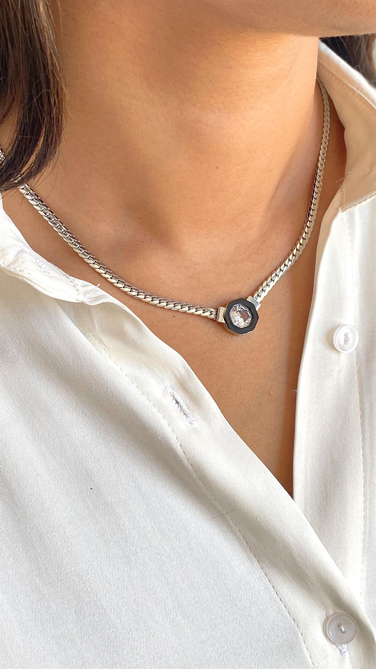 Köşeli Siyah Mineli Taş Detaylı Gümüş Çelik Kolye