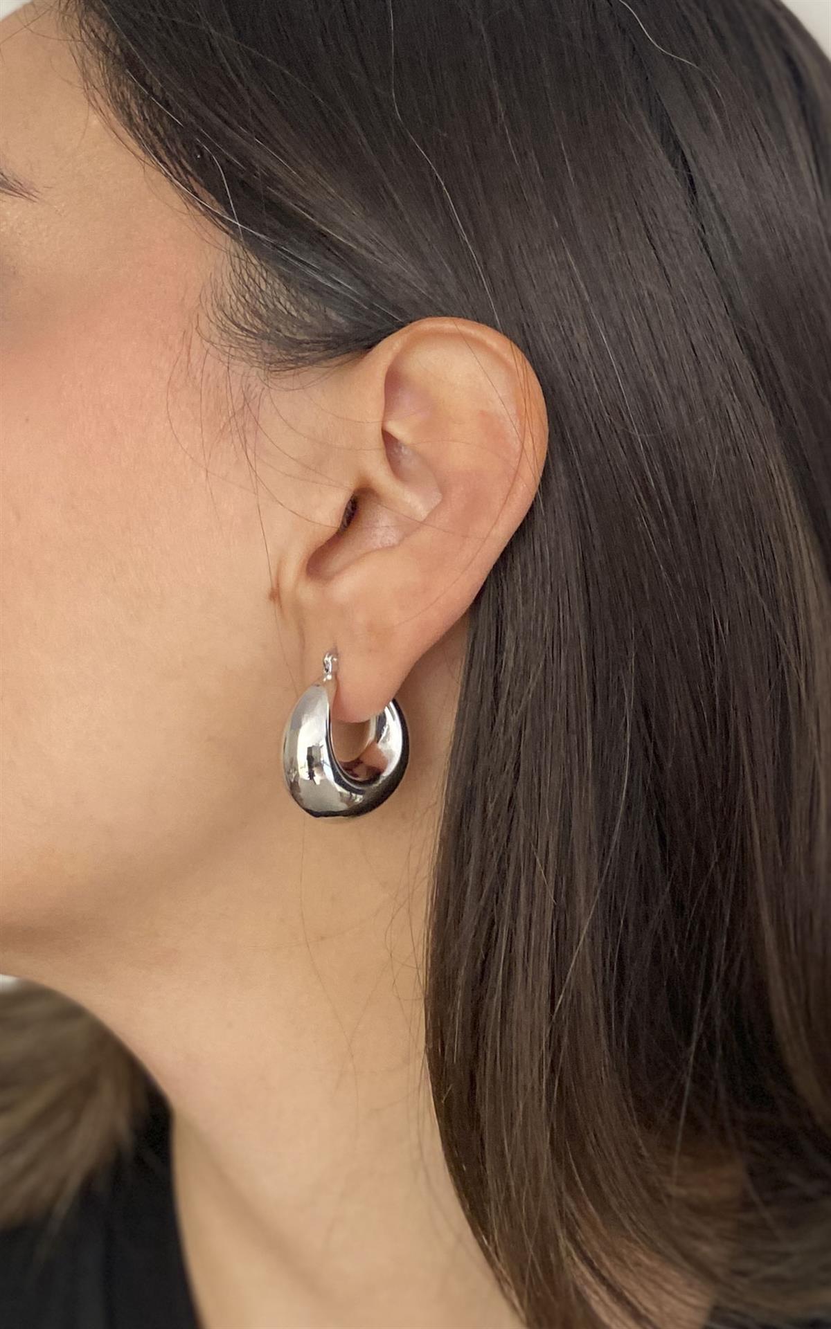 Oval Formlu Bombeli Gümüş Halka Küpe