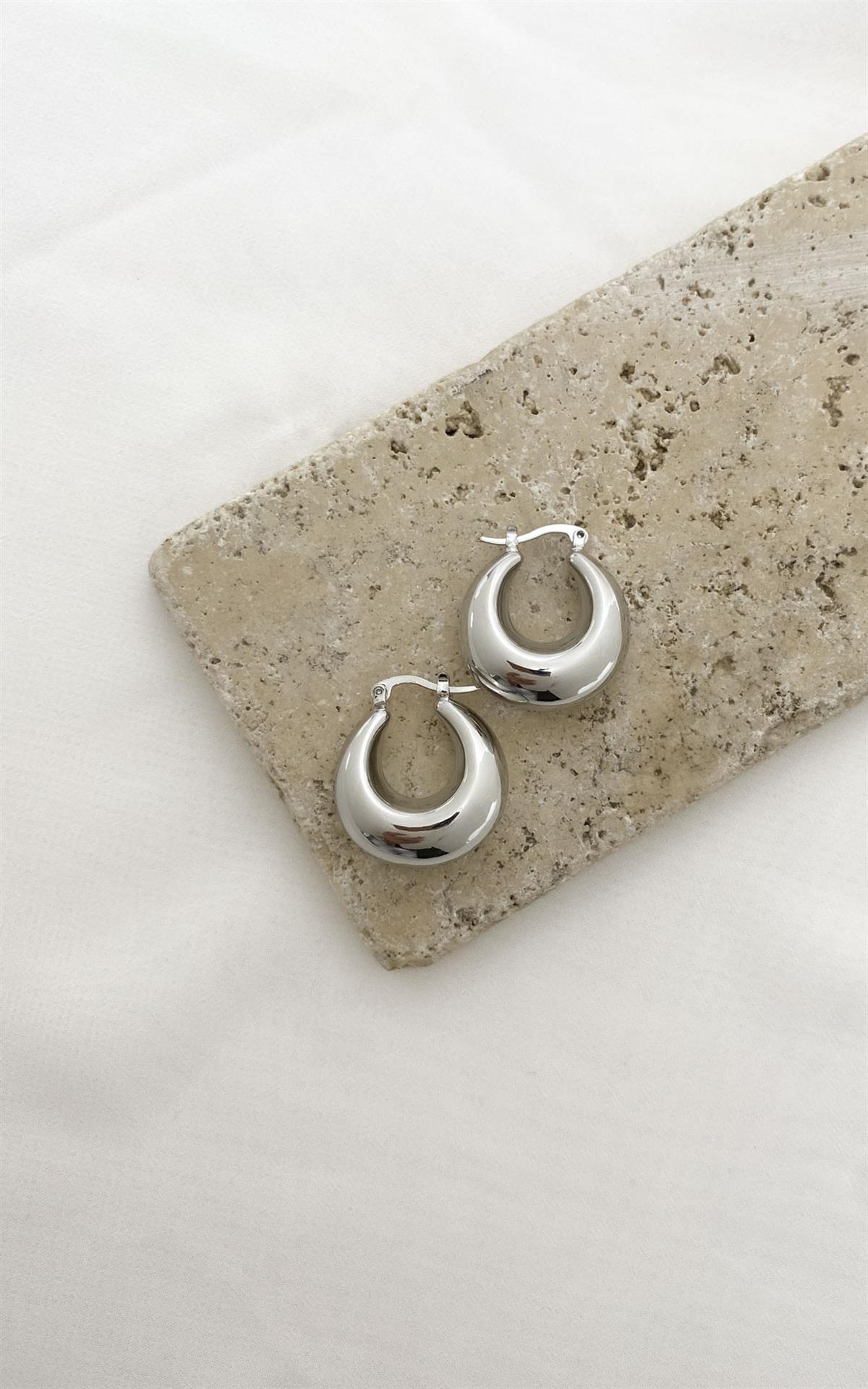 Oval Formlu Bombeli Gümüş Halka Küpe