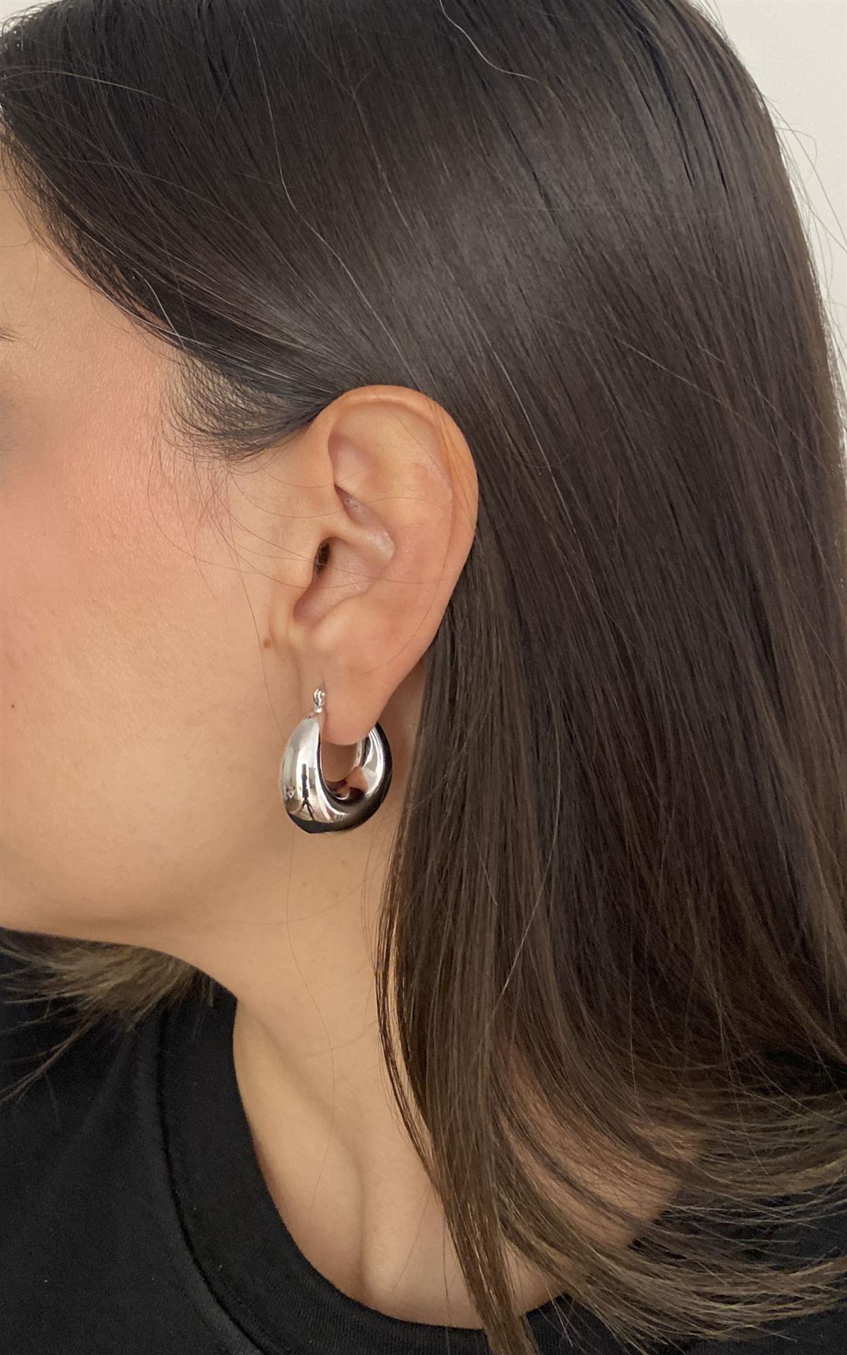 Oval Formlu Bombeli Gümüş Halka Küpe