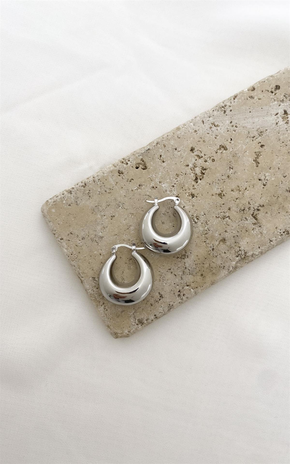 Oval Formlu Bombeli Gümüş Halka Küpe