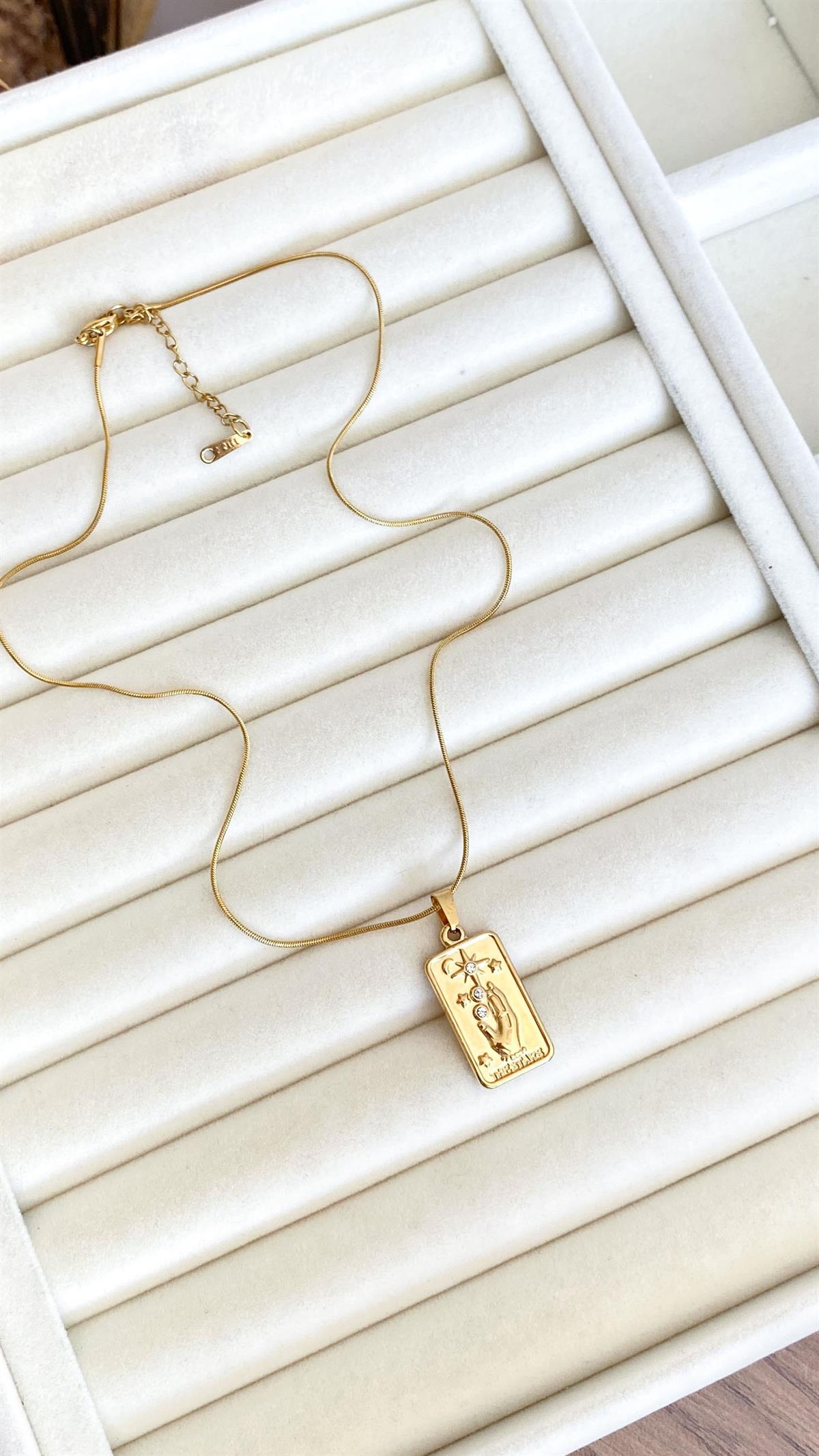 Plaka Üzeri El ve Yıldız Desenli Taş Detaylı Gold Çelik Kolye