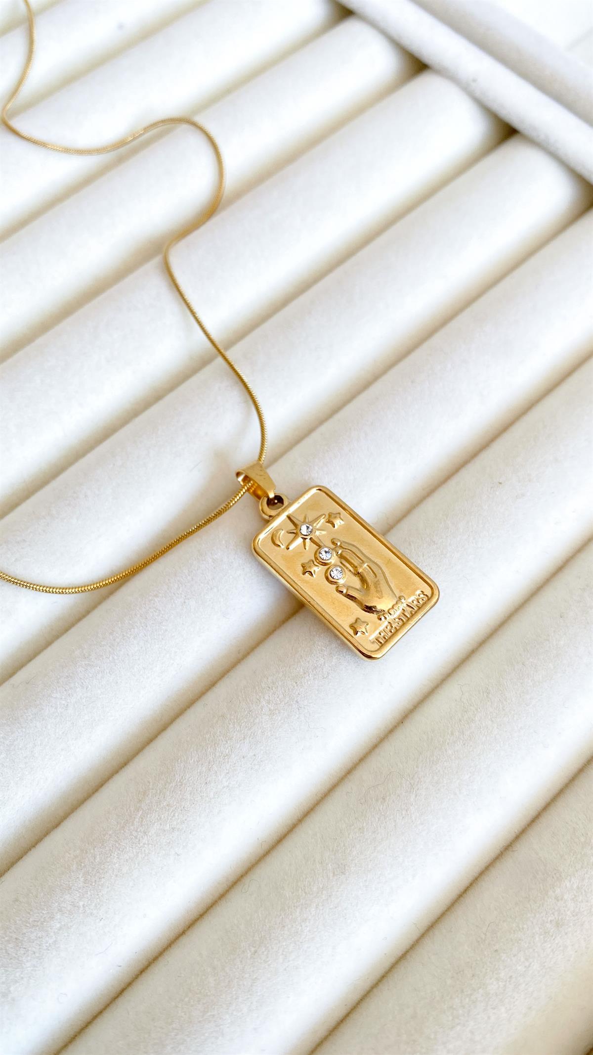 Plaka Üzeri El ve Yıldız Desenli Taş Detaylı Gold Çelik Kolye