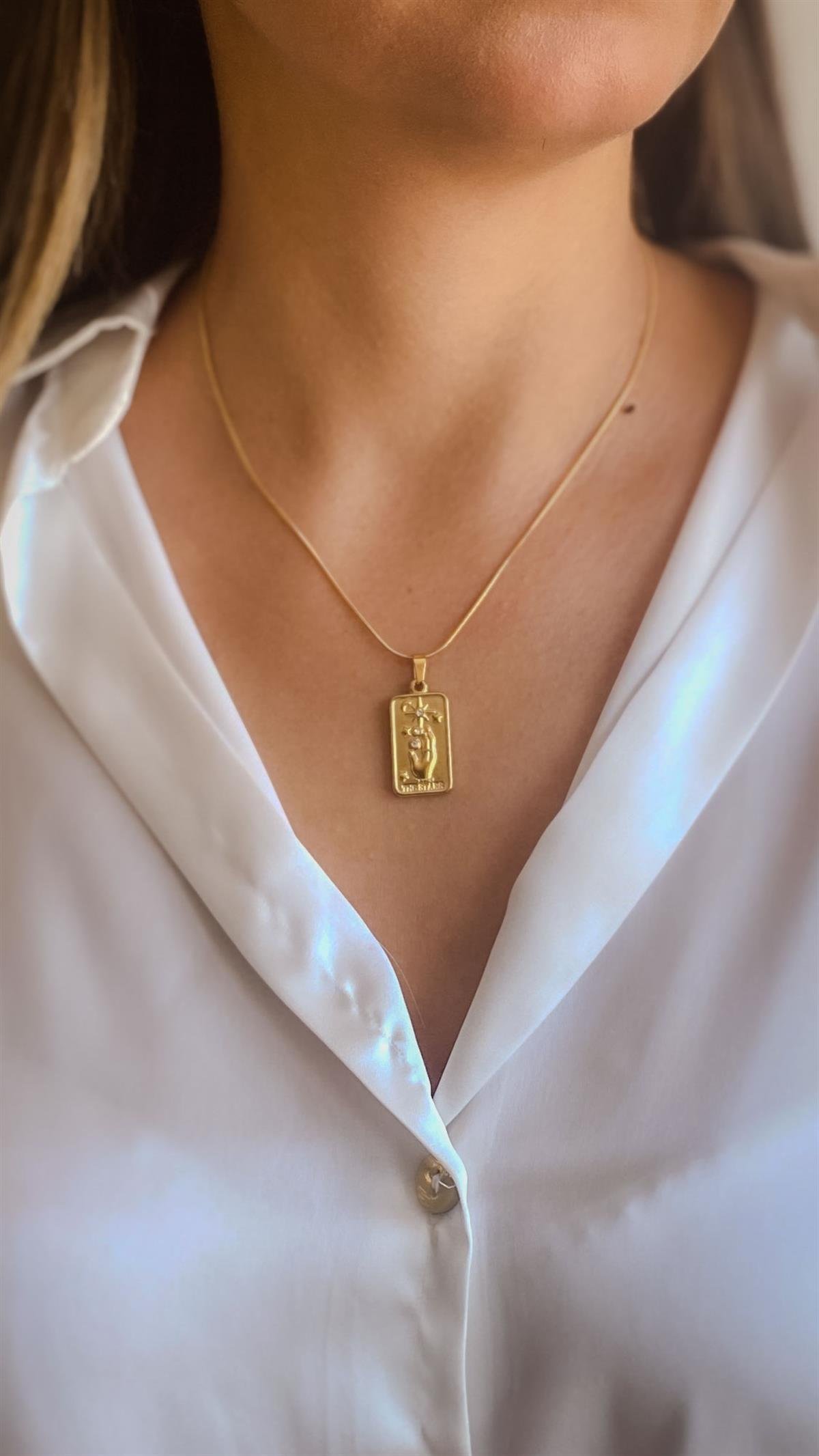 Plaka Üzeri El ve Yıldız Desenli Taş Detaylı Gold Çelik Kolye