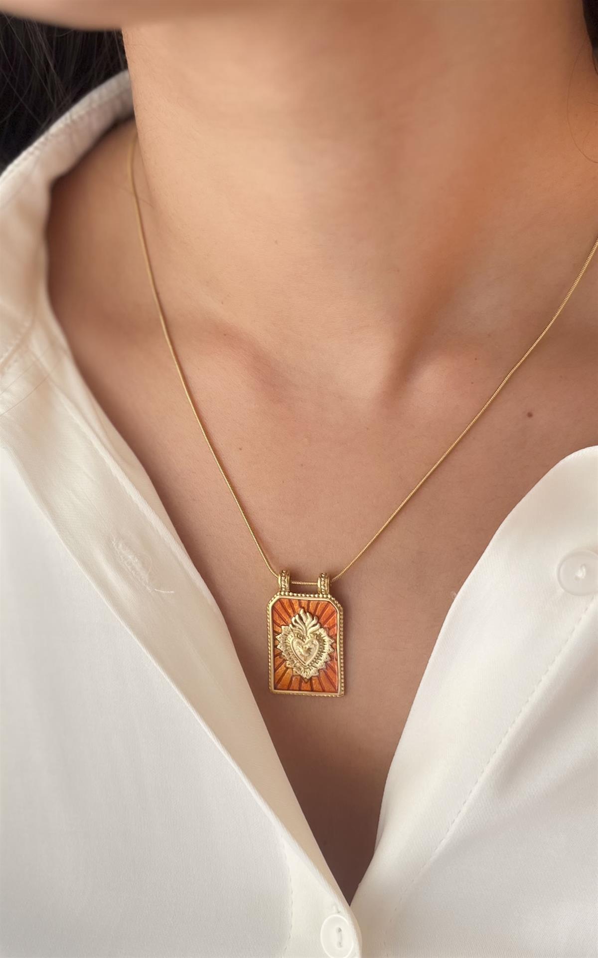 Plaka Üzeri Kalp Figürlü Gold Çelik Kolye