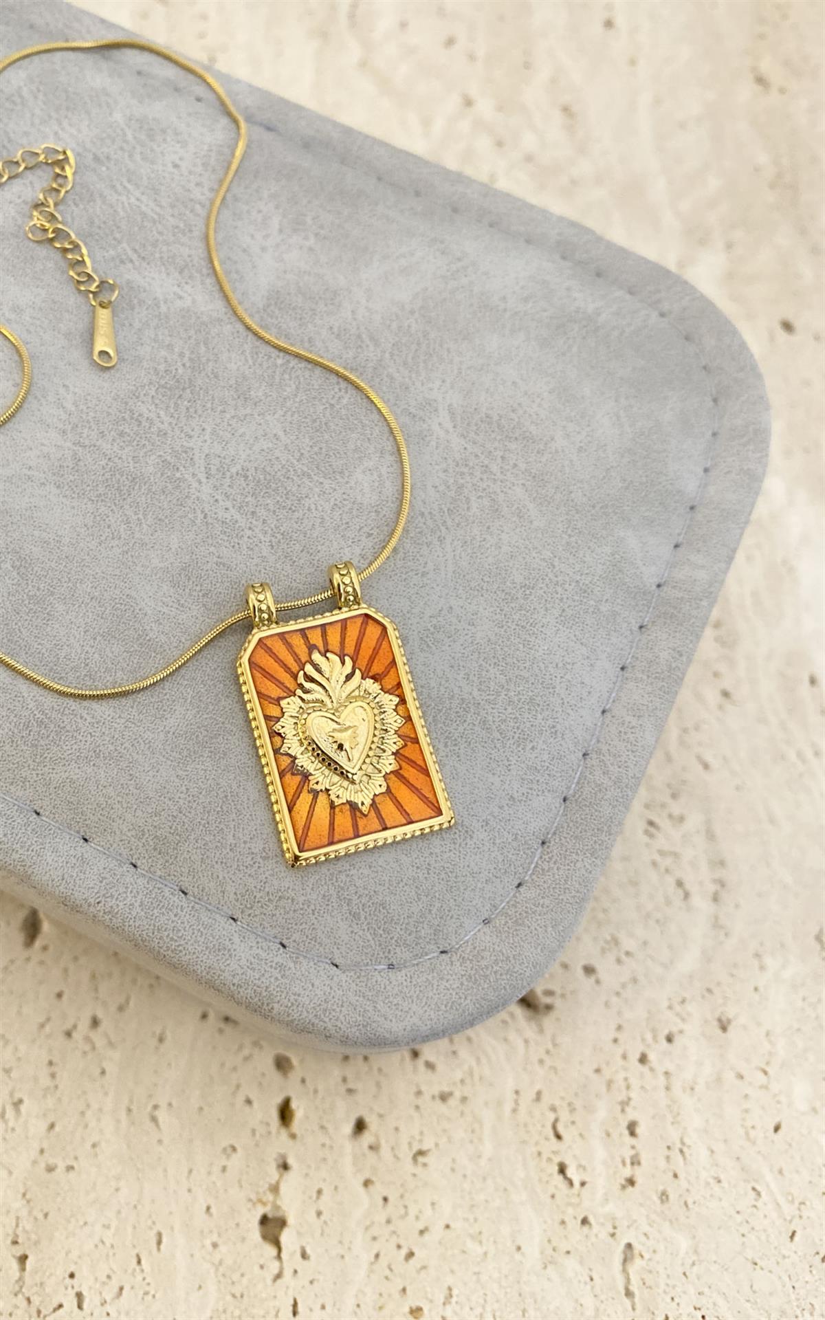 Plaka Üzeri Kalp Figürlü Gold Çelik Kolye