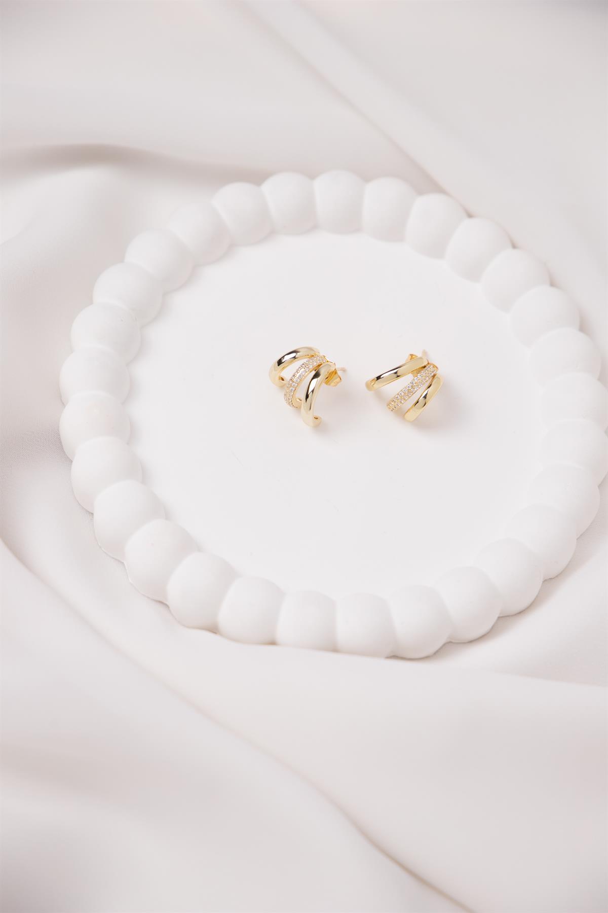 Şerit Sıralı Zirkon Taşlı Gold Yarım Halka Küpe